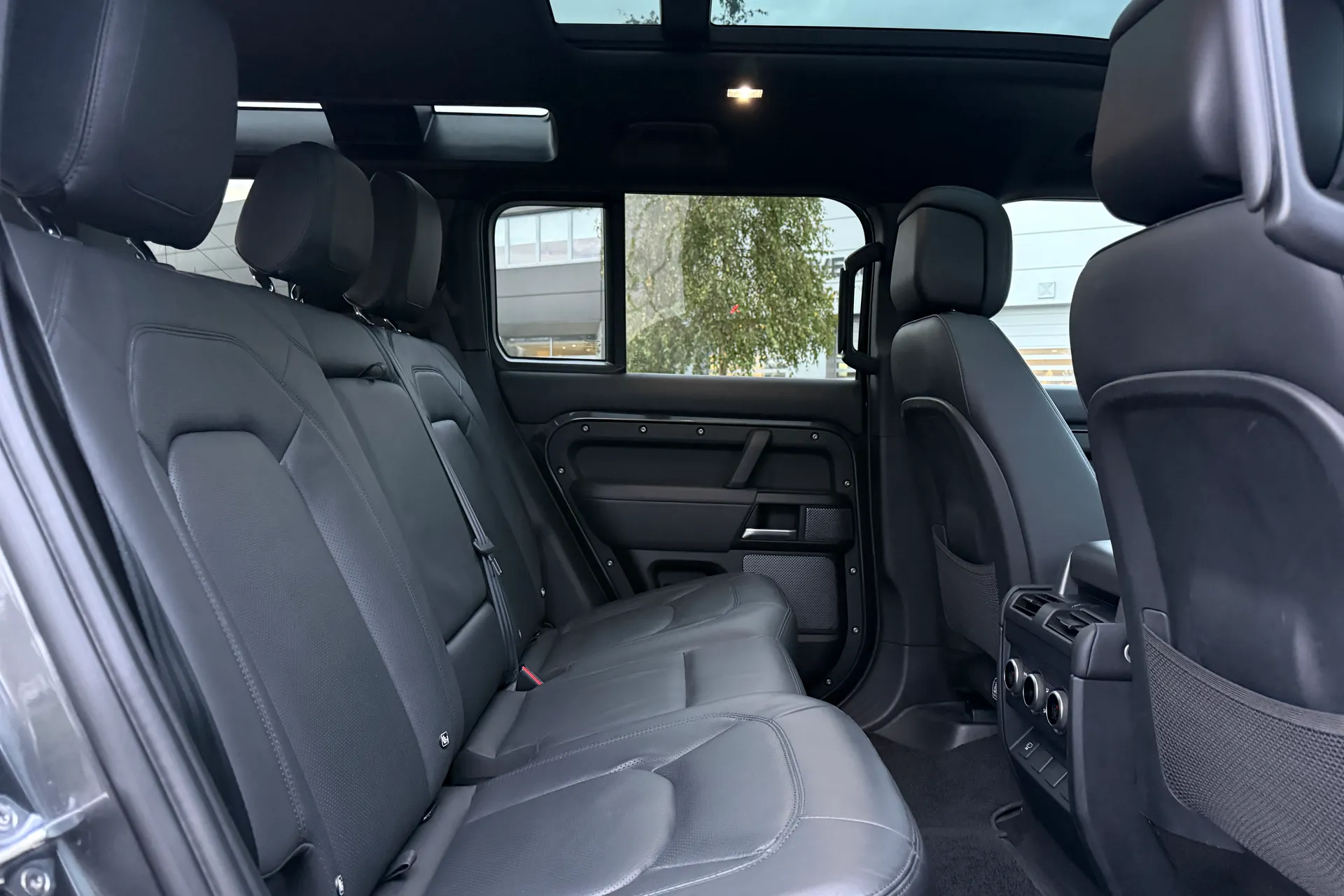 LAND ROVER Defender 110 thumbnail image number 39