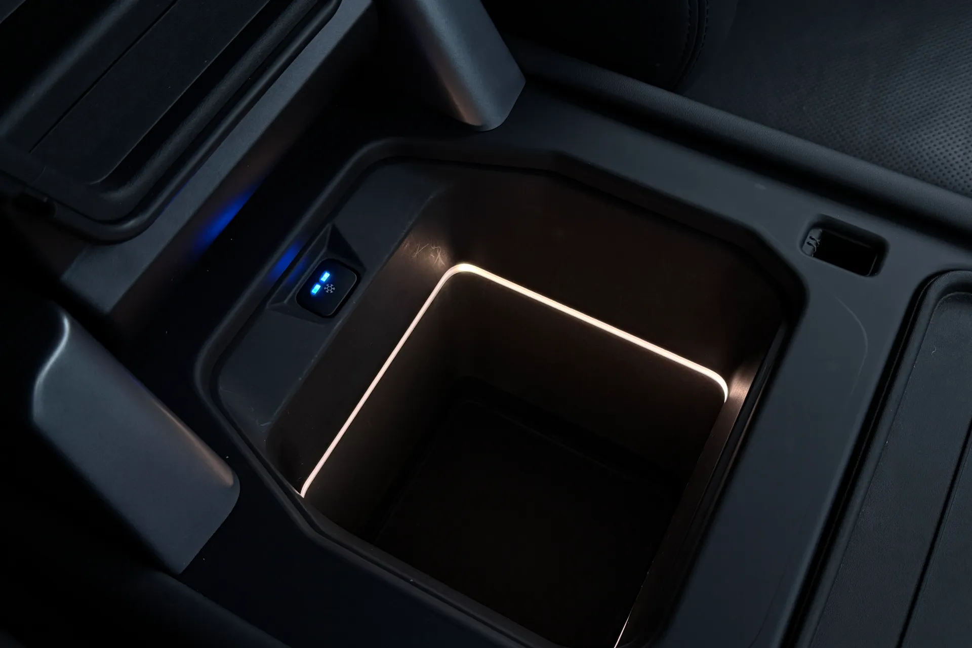 LAND ROVER Defender 110 thumbnail image number 23