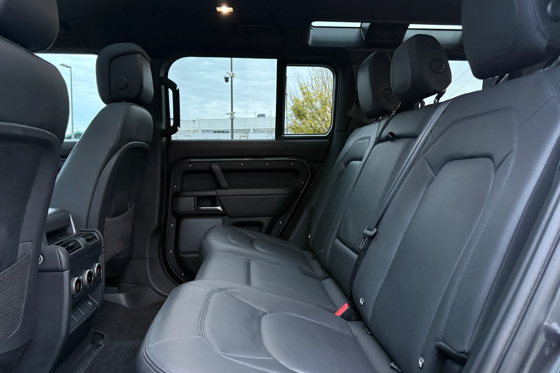 LAND ROVER Defender 110 thumbnail image number 43