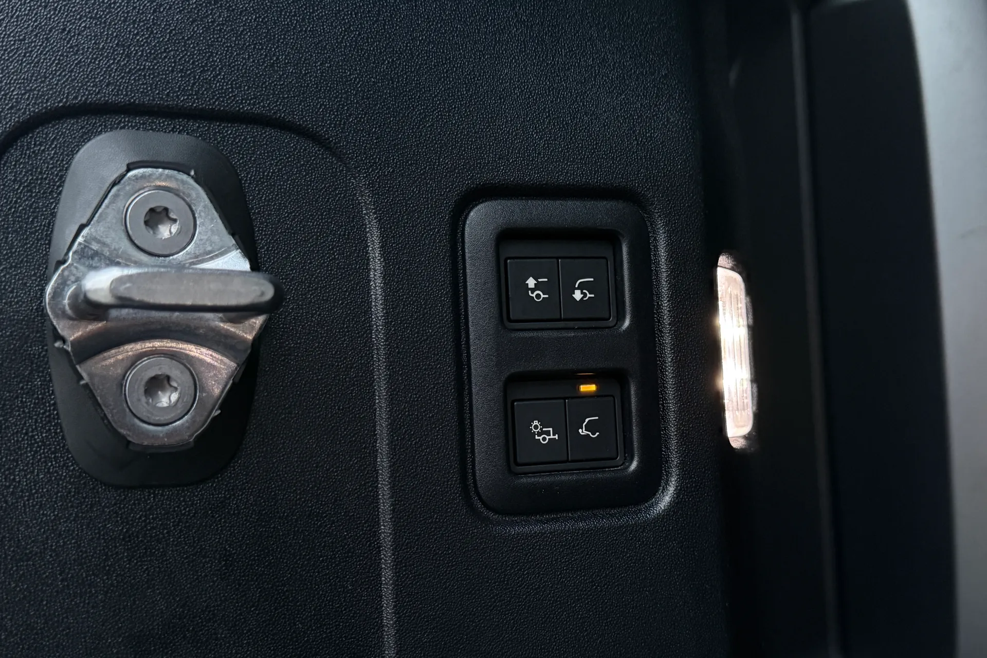 LAND ROVER Defender 110 thumbnail image number 36