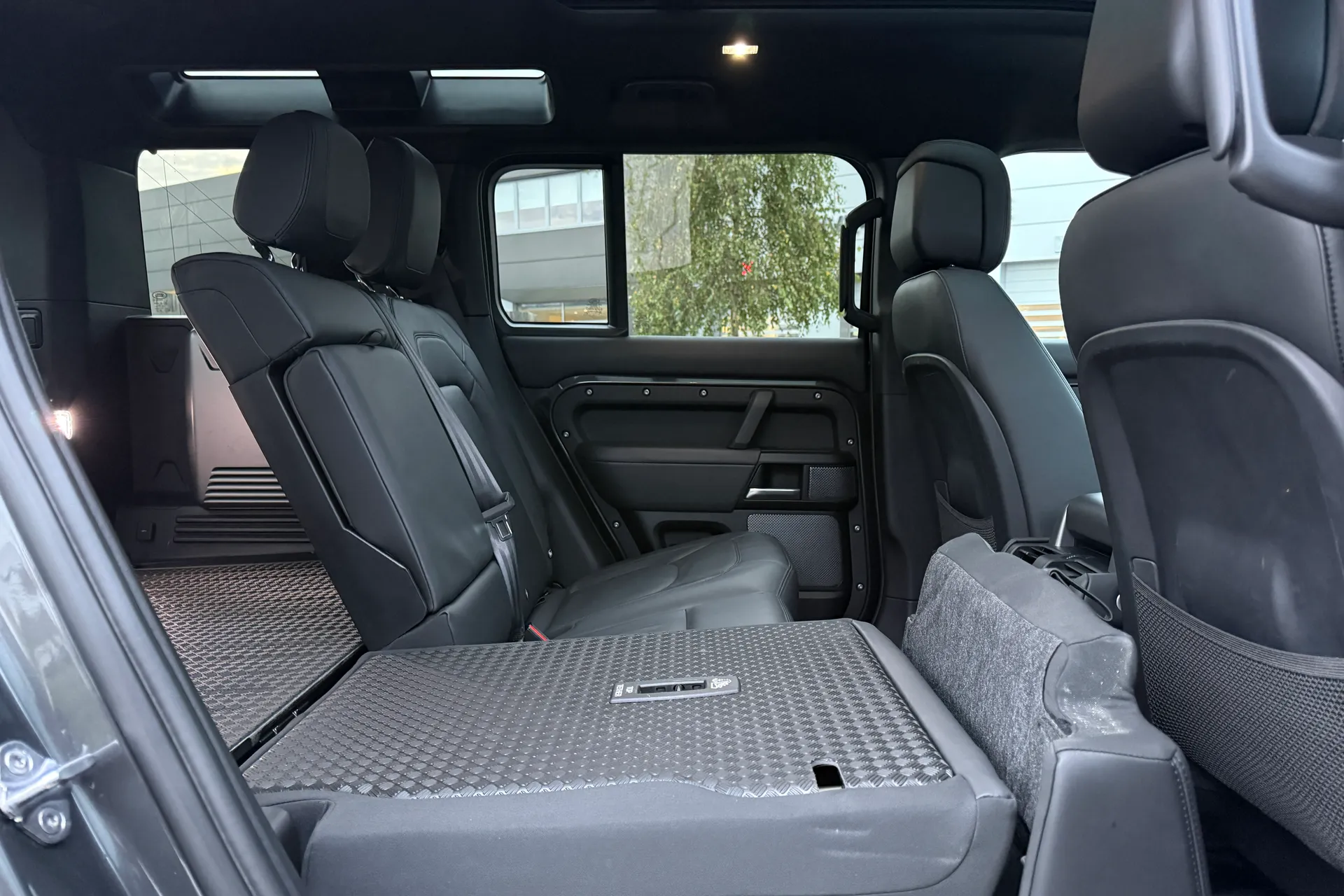 LAND ROVER Defender 110 thumbnail image number 40