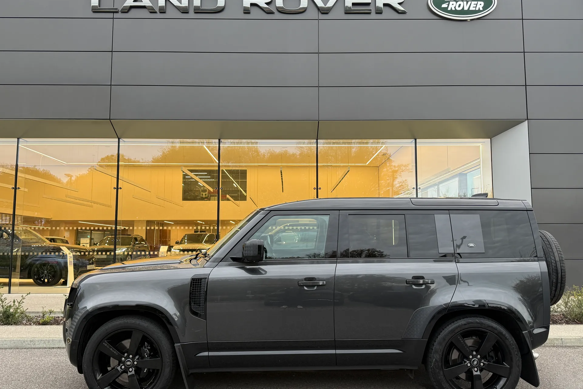 LAND ROVER Defender 110 thumbnail image number 10