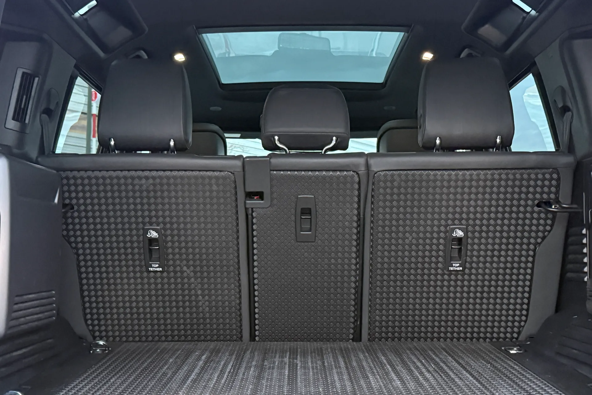 LAND ROVER Defender 110 thumbnail image number 35