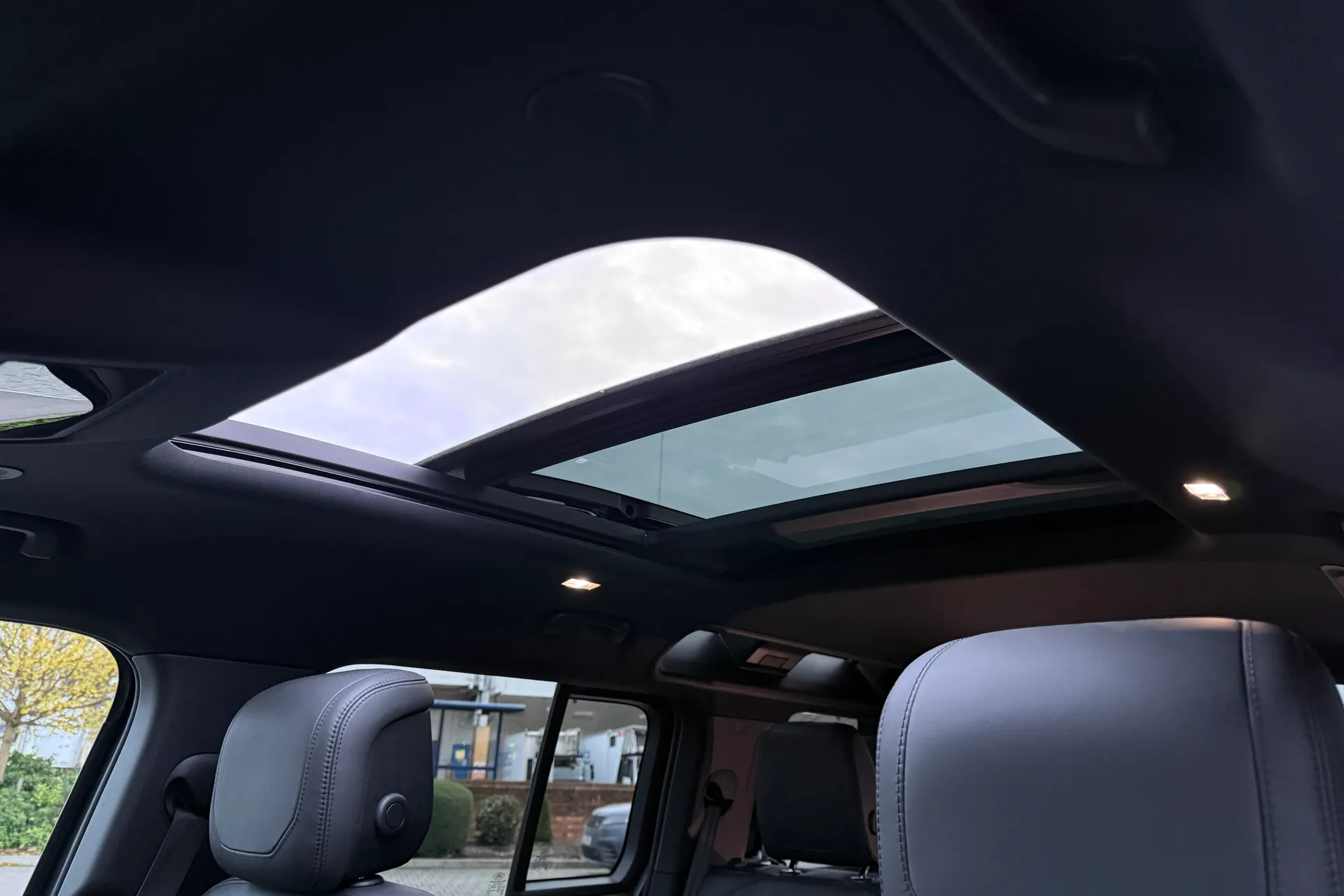 LAND ROVER Defender 110 thumbnail image number 4