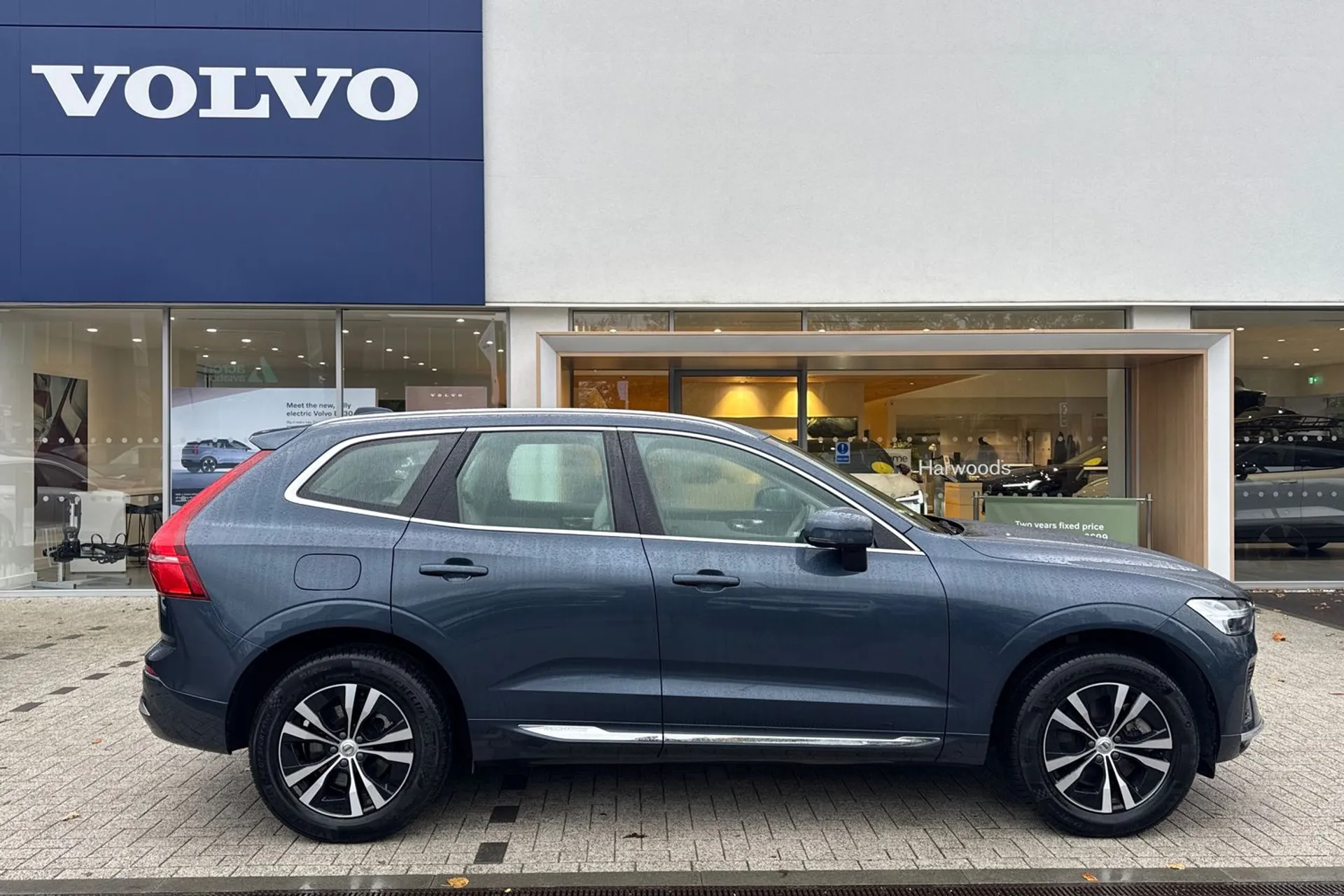 Volvo XC60 thumbnail image number 2