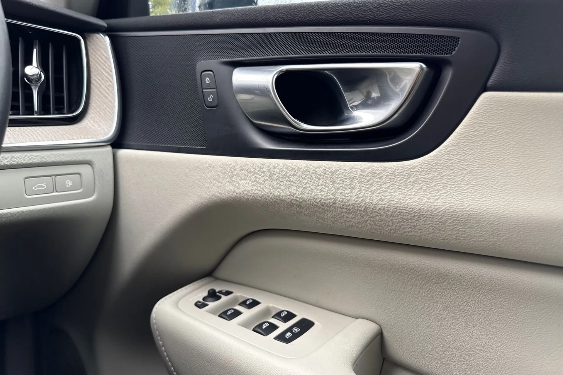 Volvo XC60 thumbnail image number 41