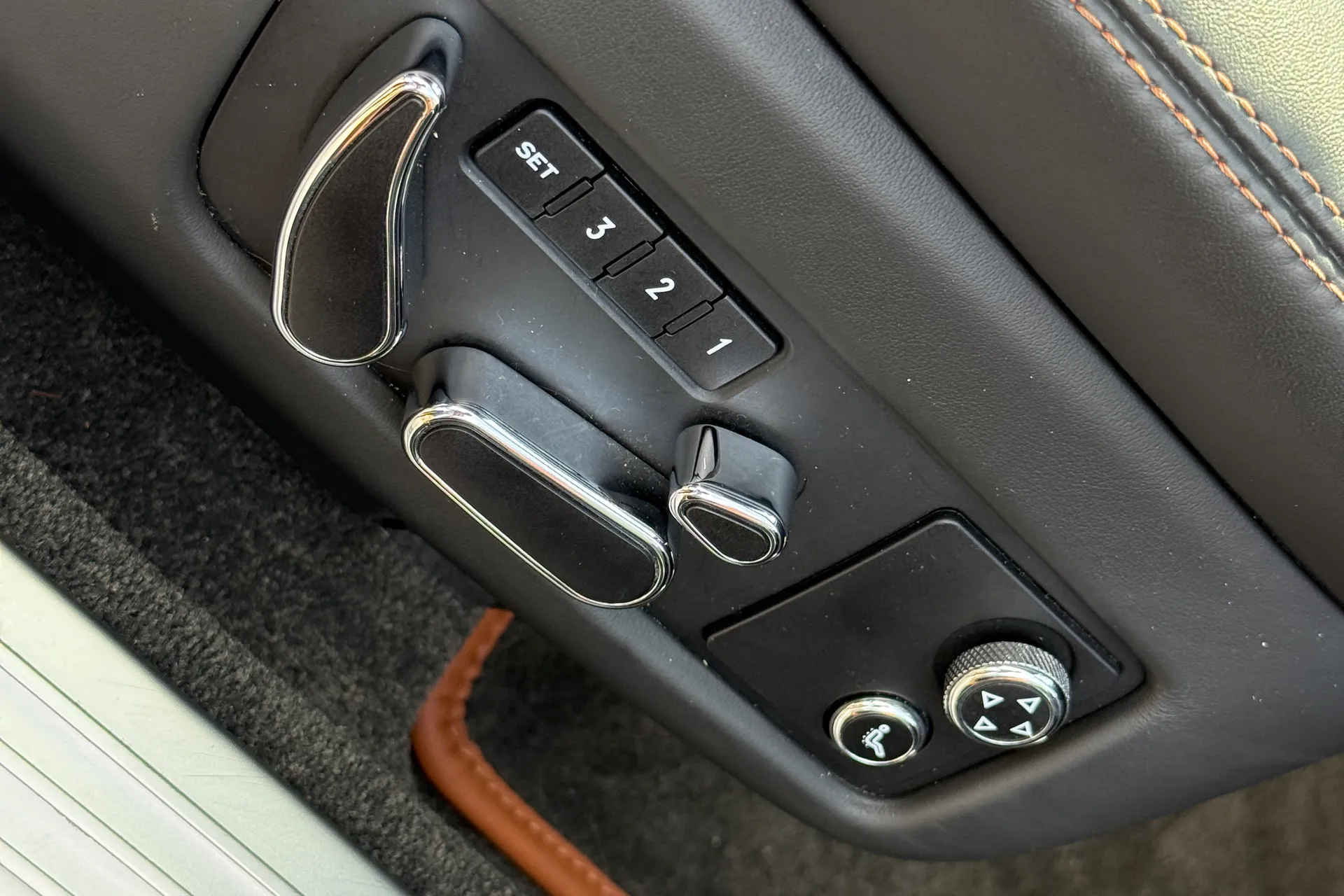 Bentley CONTINENTAL thumbnail image number 37