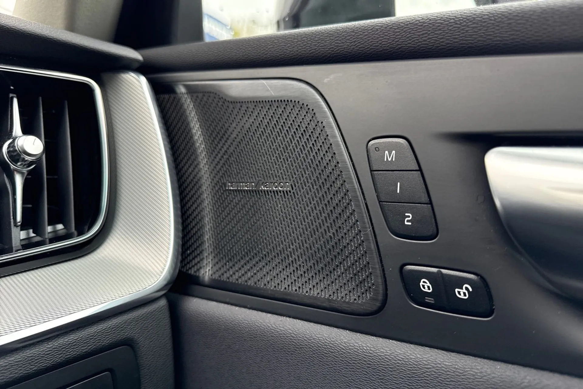 Volvo XC60 thumbnail image number 43