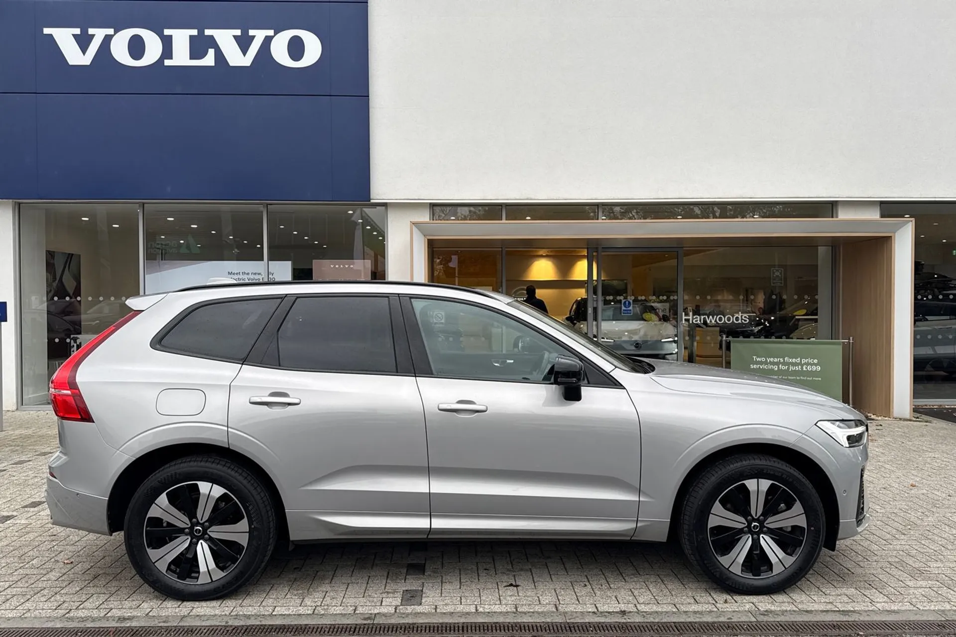 Volvo XC60 thumbnail image number 2