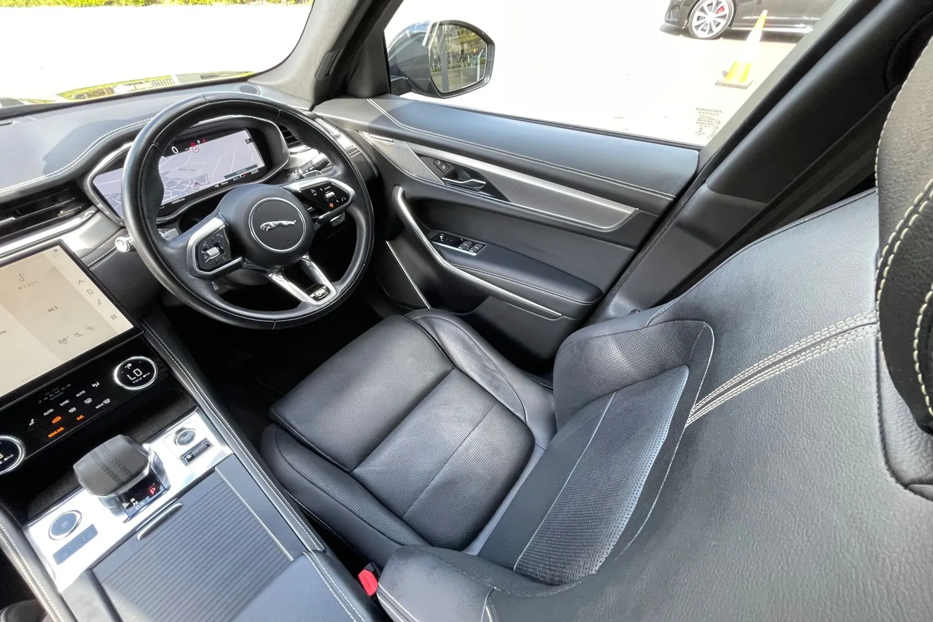 Jaguar F-PACE thumbnail image number 14