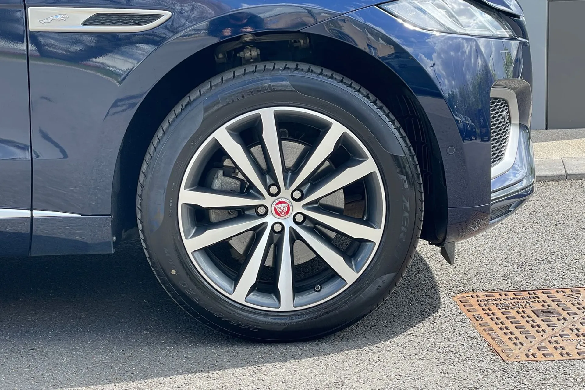 Jaguar F-PACE thumbnail image number 4