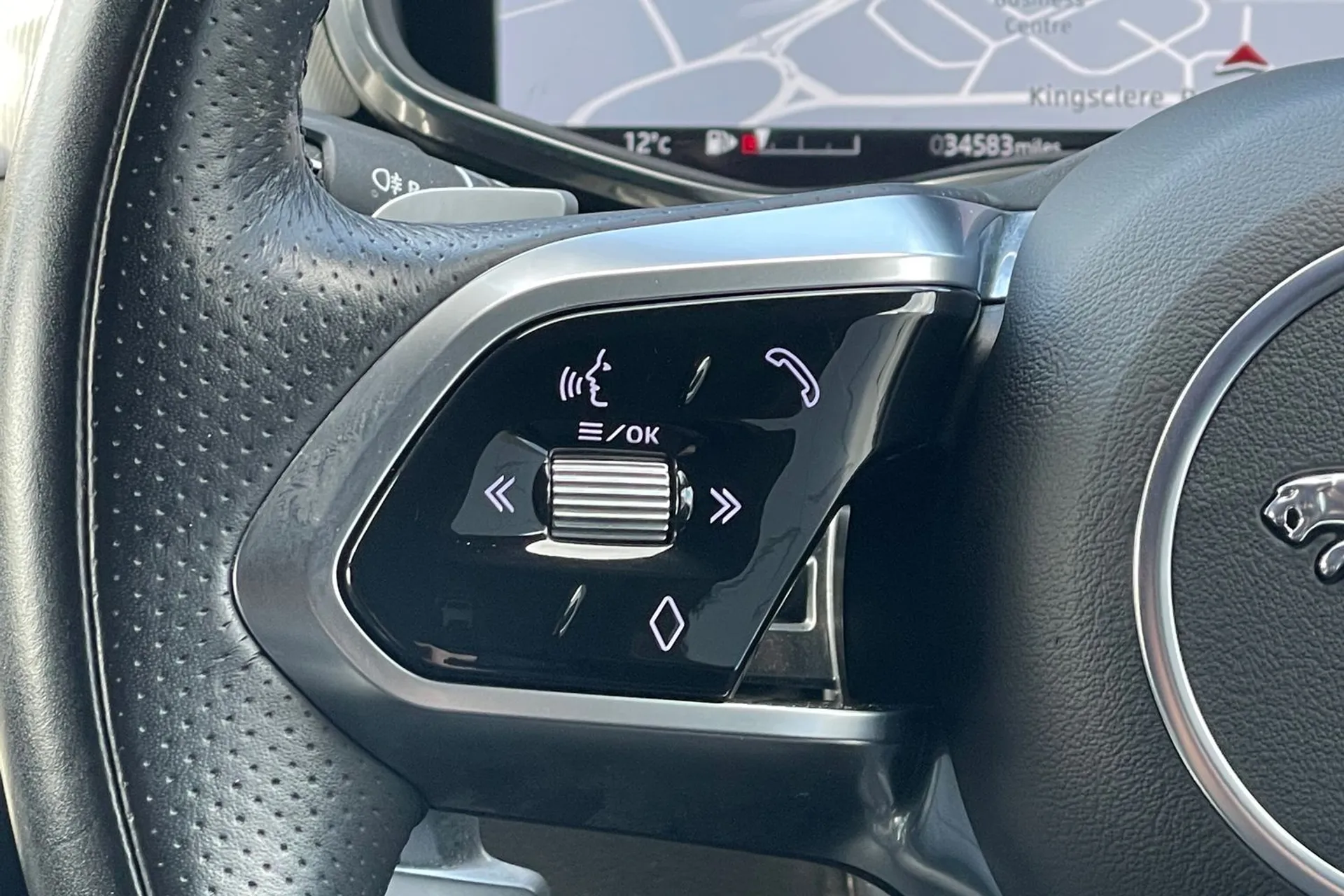 Jaguar F-PACE thumbnail image number 23