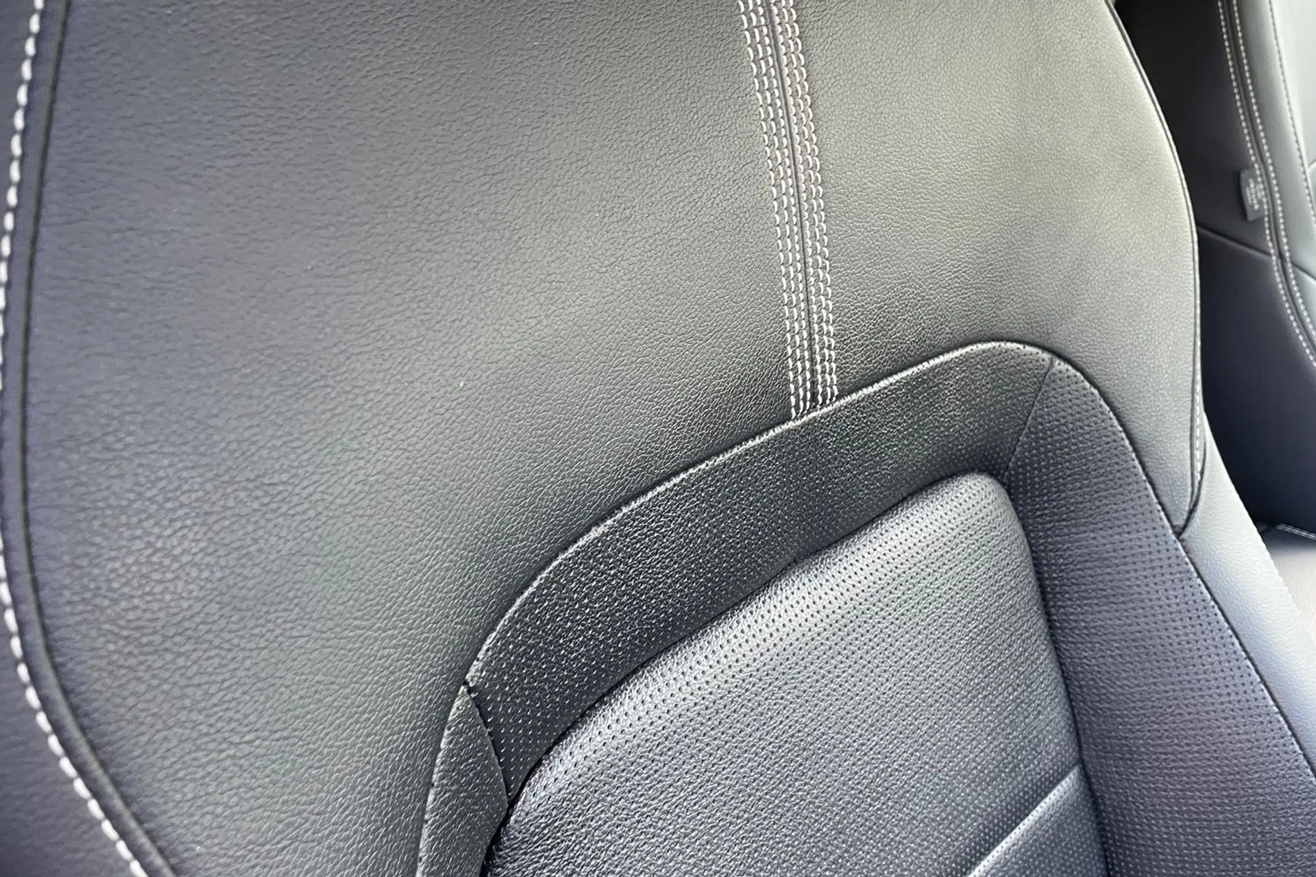 Jaguar F-PACE thumbnail image number 31