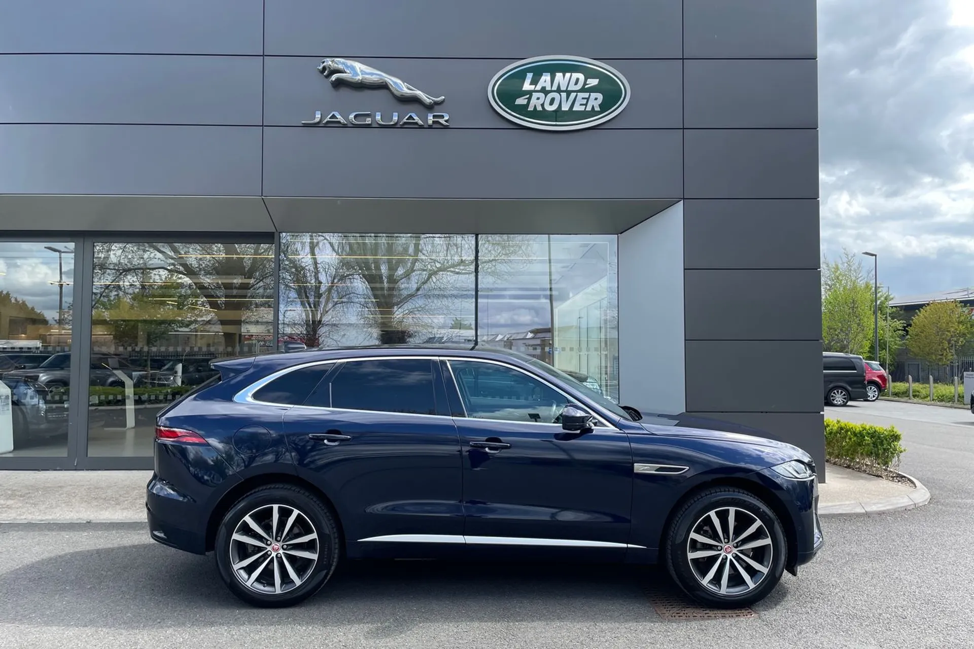 Jaguar F-PACE thumbnail image number 2