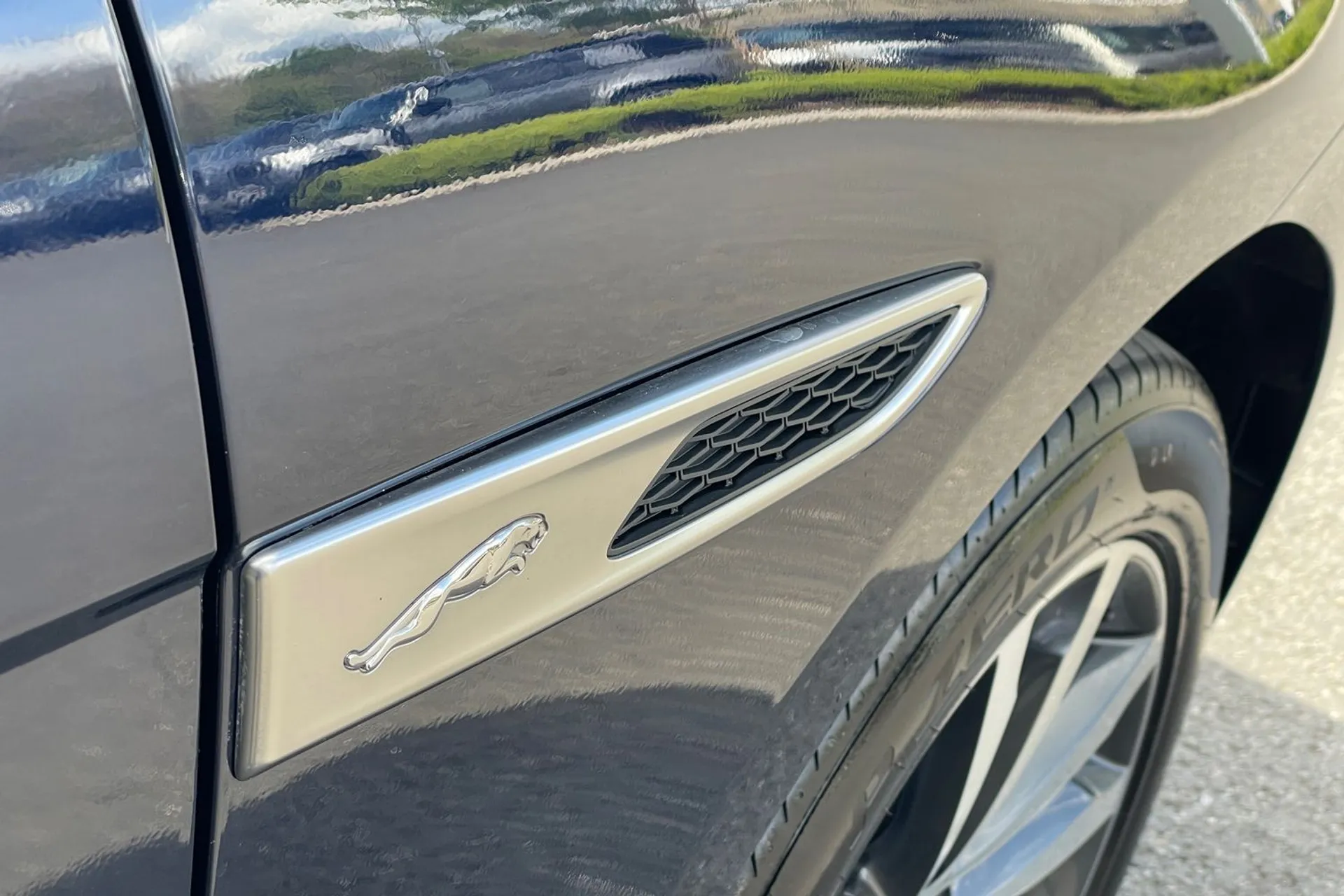 Jaguar F-PACE thumbnail image number 57
