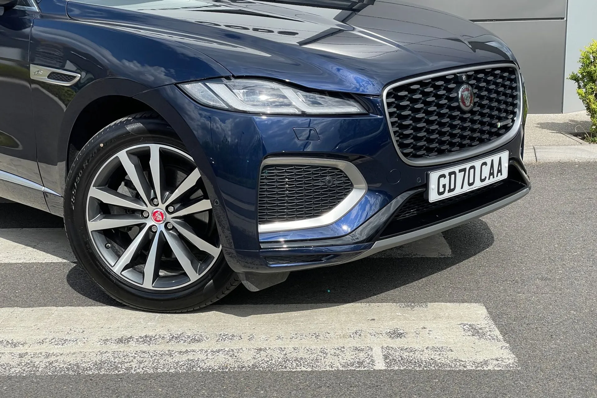 Jaguar F-PACE thumbnail image number 28