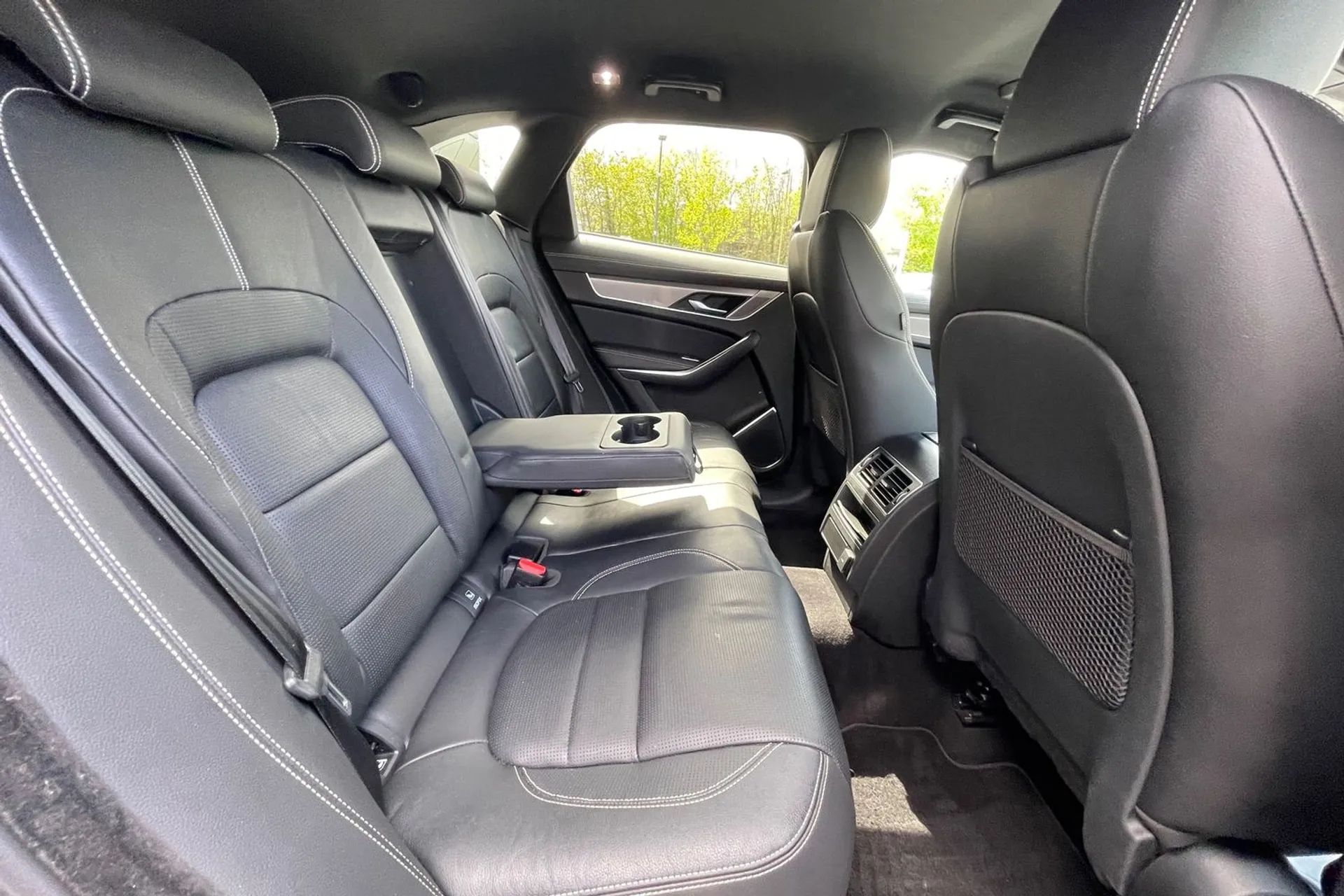 Jaguar F-PACE thumbnail image number 38