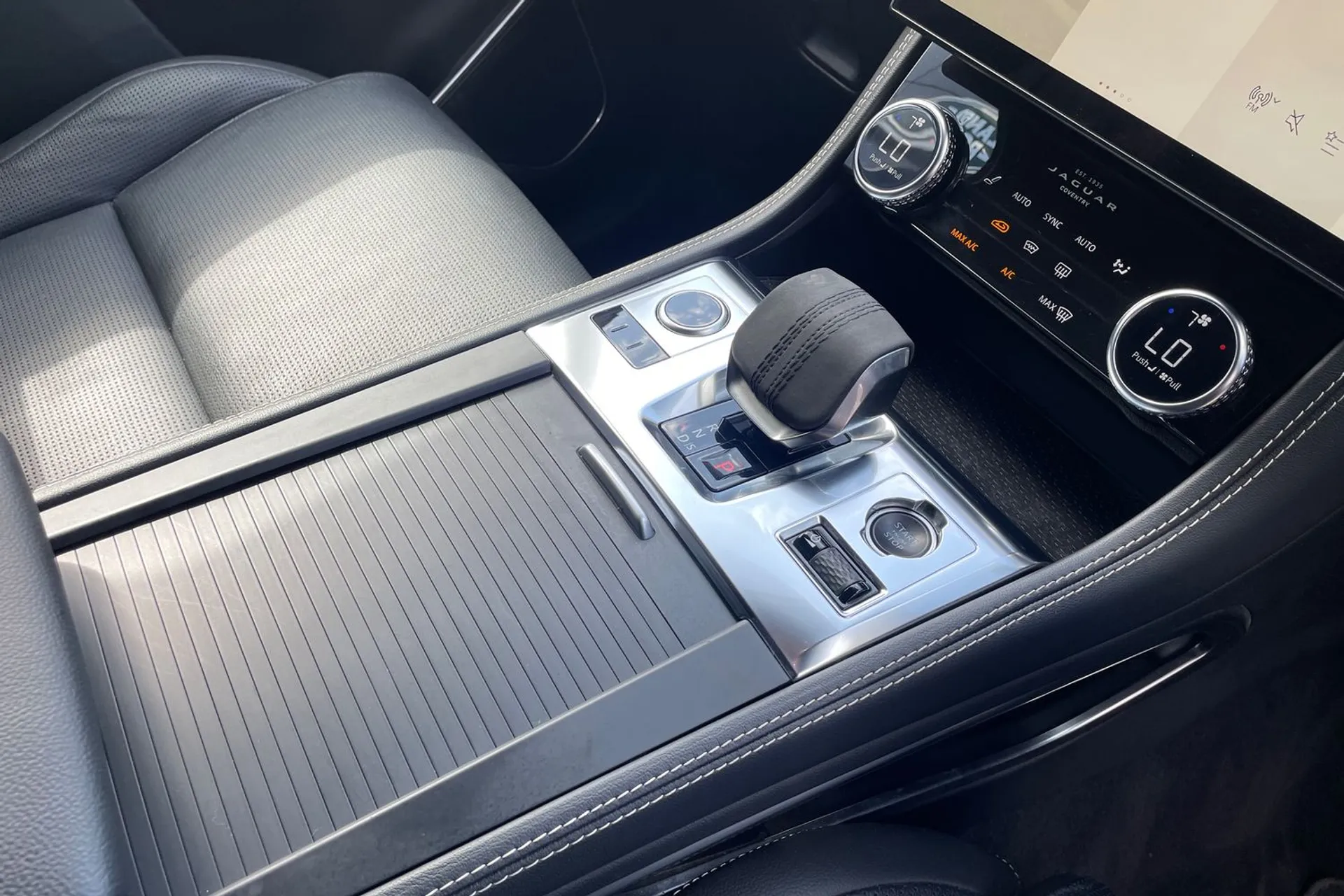 Jaguar F-PACE thumbnail image number 19