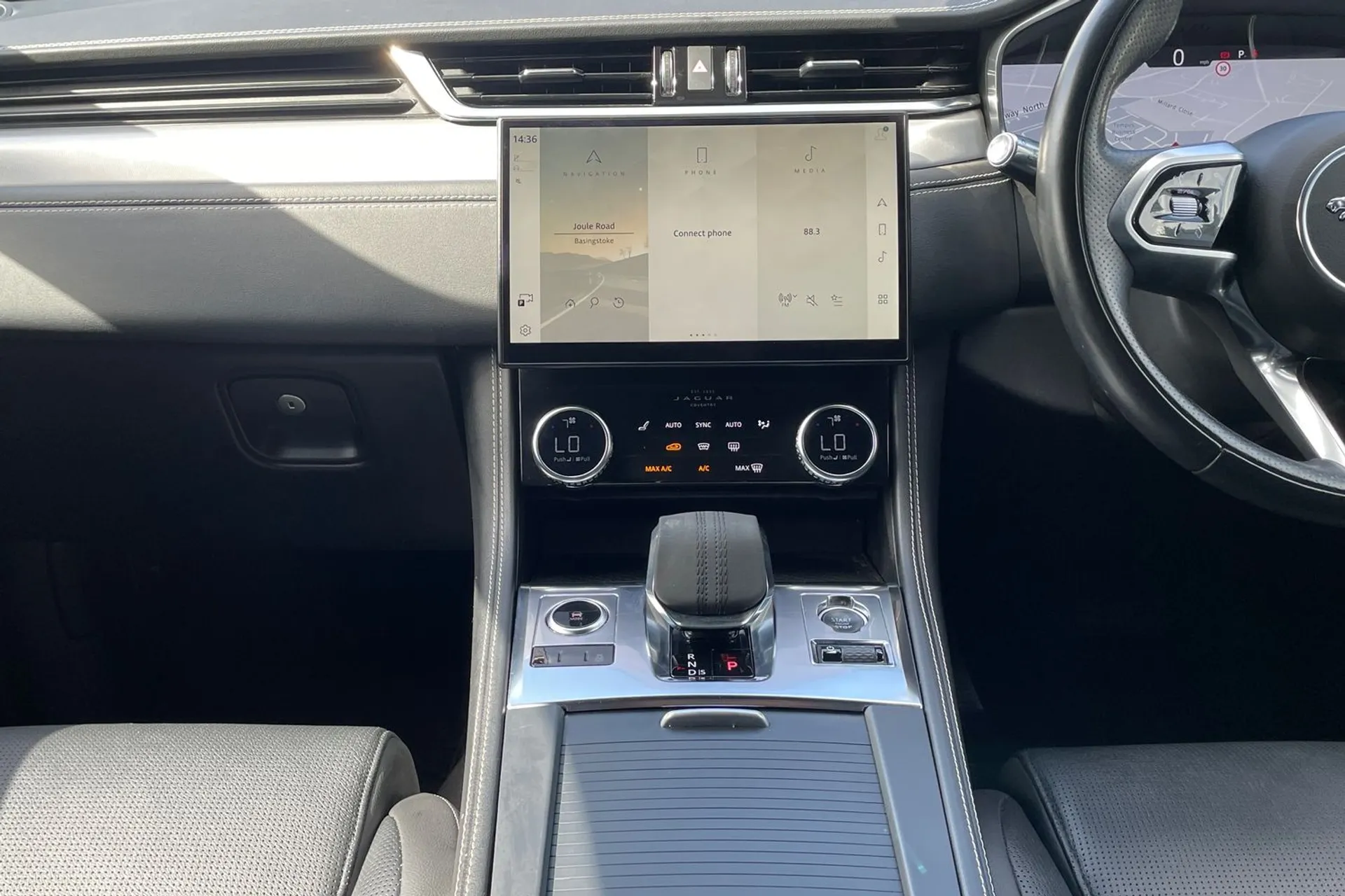 Jaguar F-PACE thumbnail image number 15