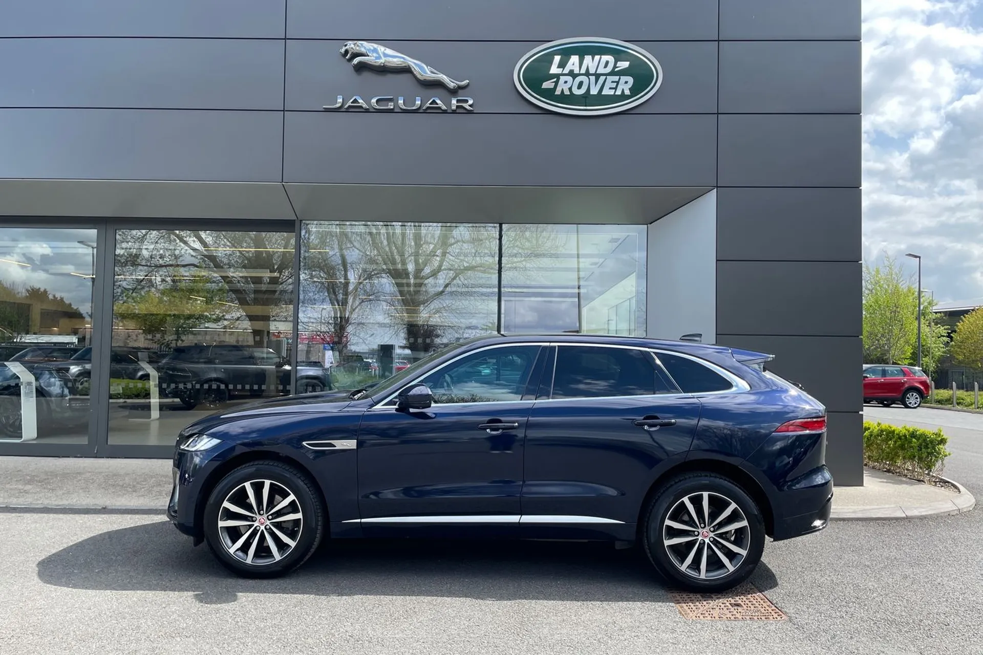 Jaguar F-PACE thumbnail image number 24