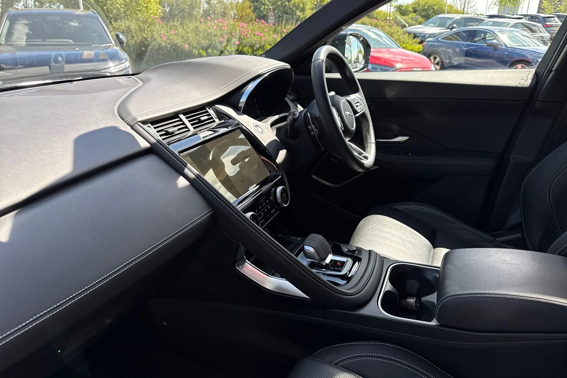 Jaguar E-PACE thumbnail image number 17