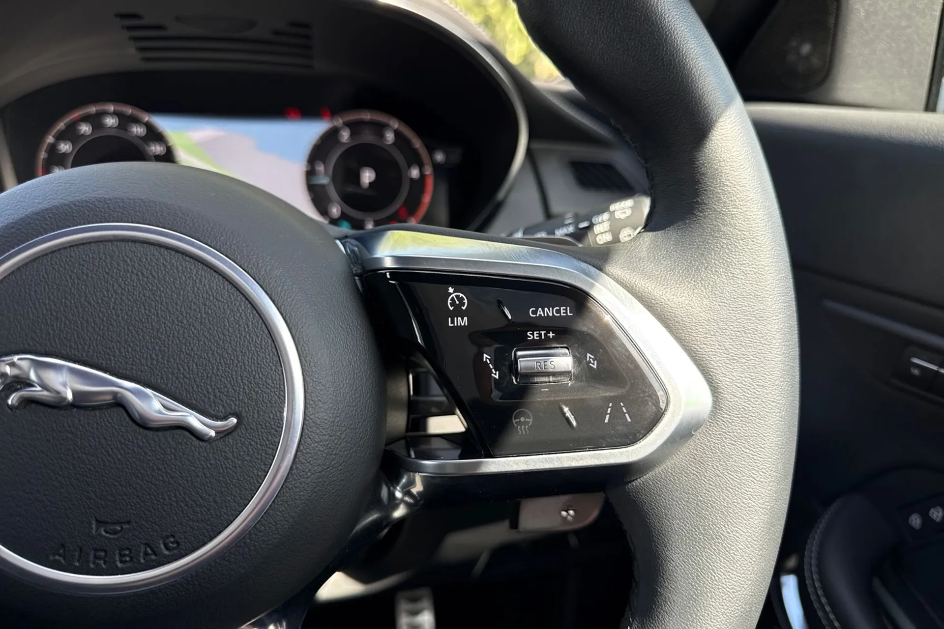 Jaguar E-PACE thumbnail image number 33