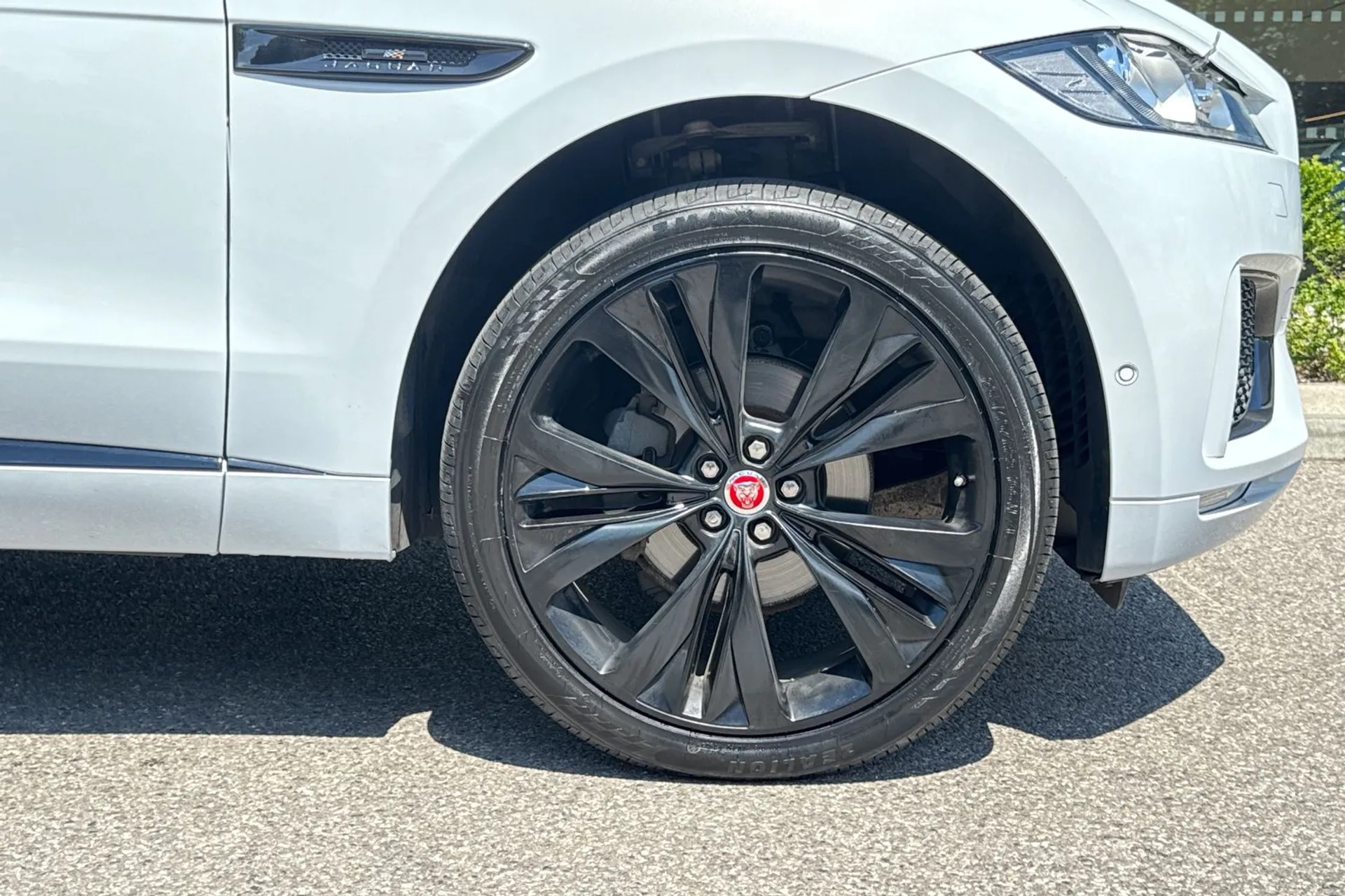 Jaguar F-PACE thumbnail image number 16