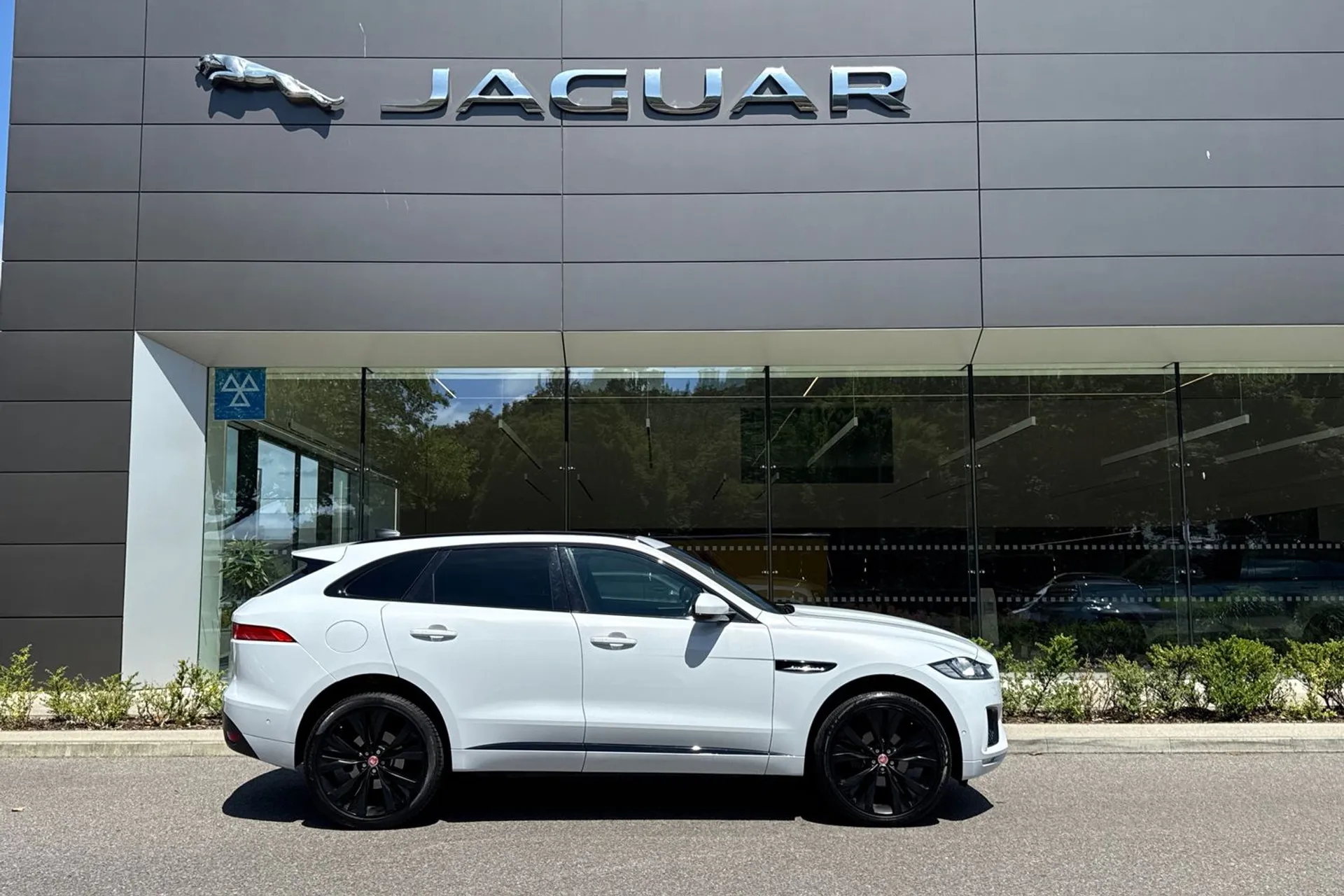 Jaguar F-PACE thumbnail image number 2