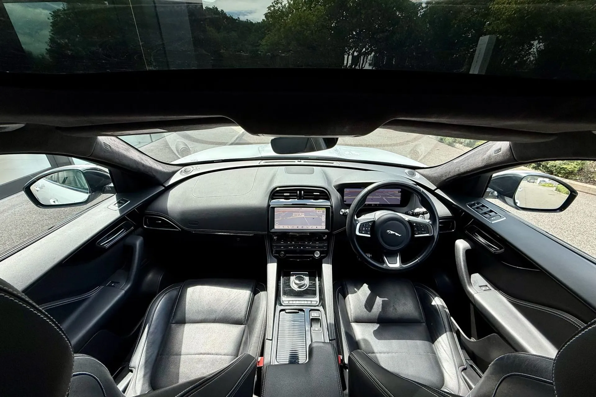 Jaguar F-PACE thumbnail image number 3
