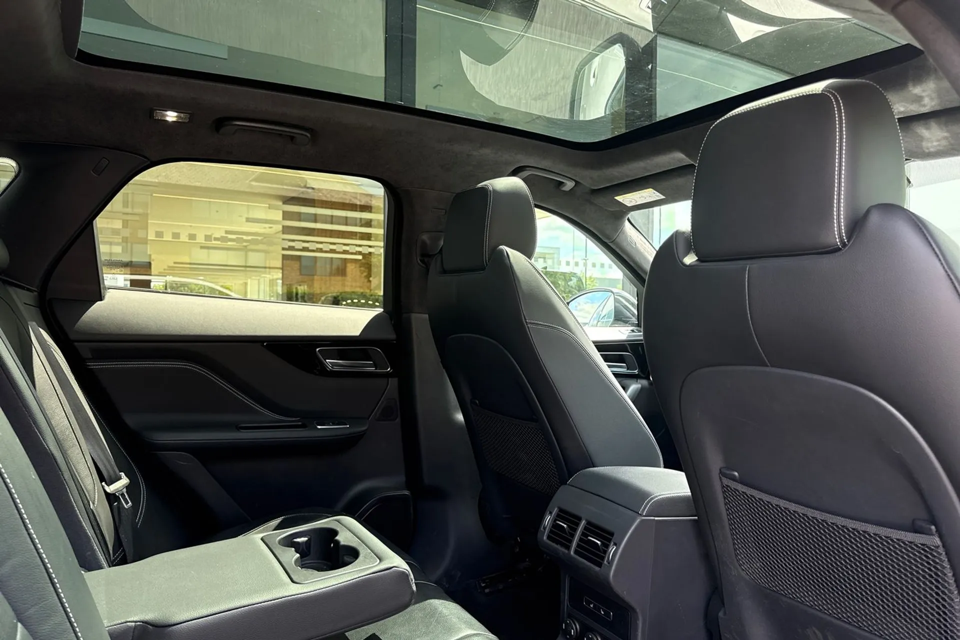 Jaguar F-PACE thumbnail image number 31
