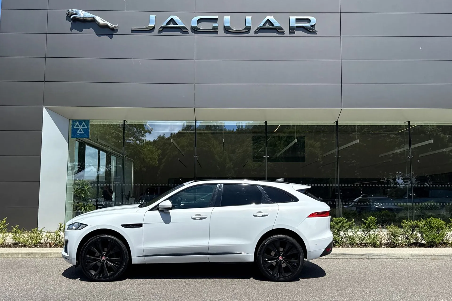 Jaguar F-PACE thumbnail image number 7