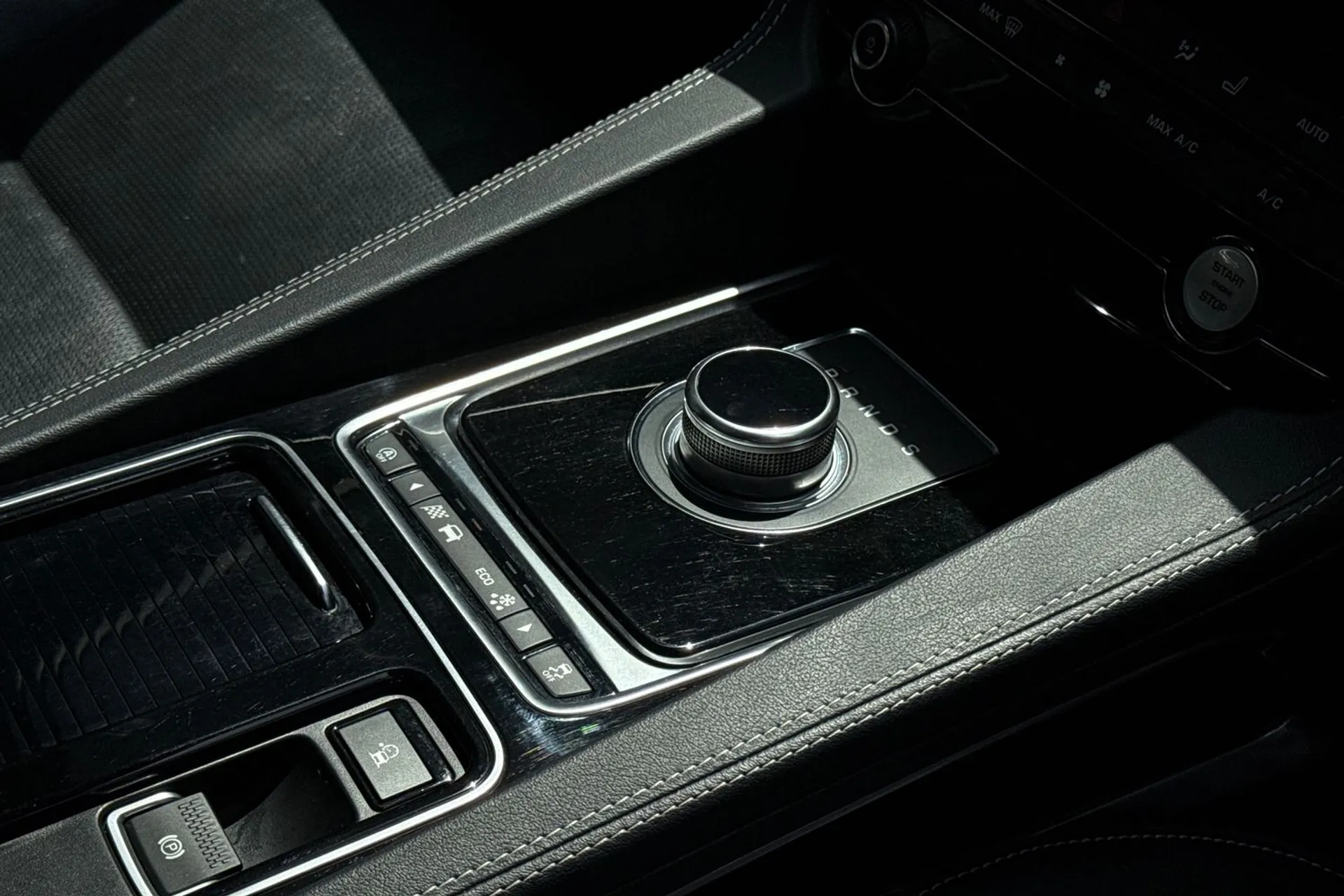 Jaguar F-PACE thumbnail image number 23