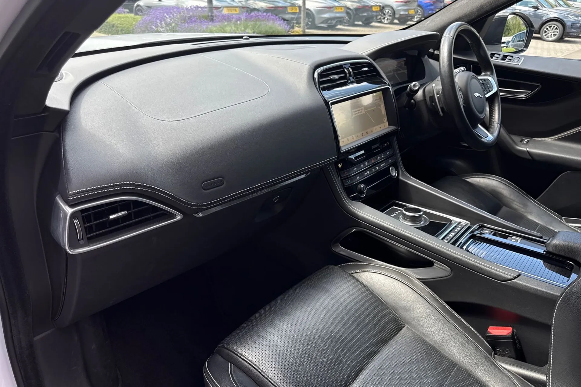Jaguar F-PACE thumbnail image number 40