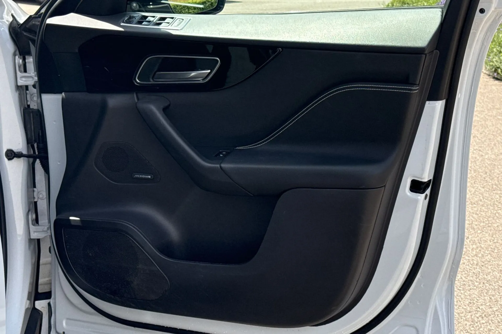 Jaguar F-PACE thumbnail image number 51