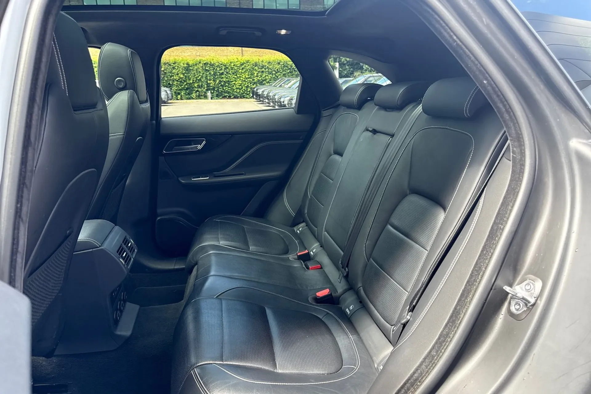 Jaguar F-PACE thumbnail image number 43