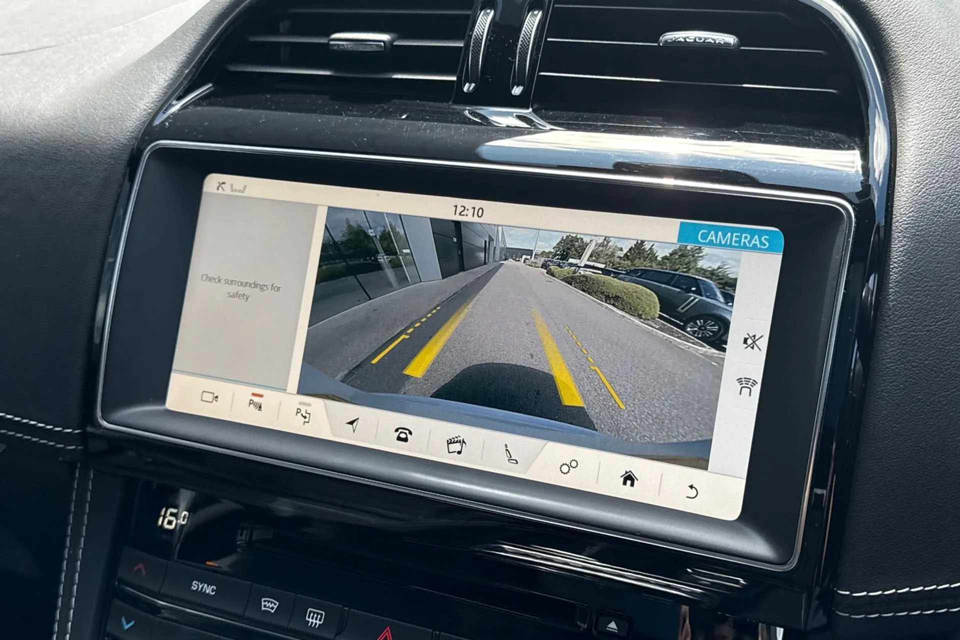 Jaguar F-PACE thumbnail image number 5