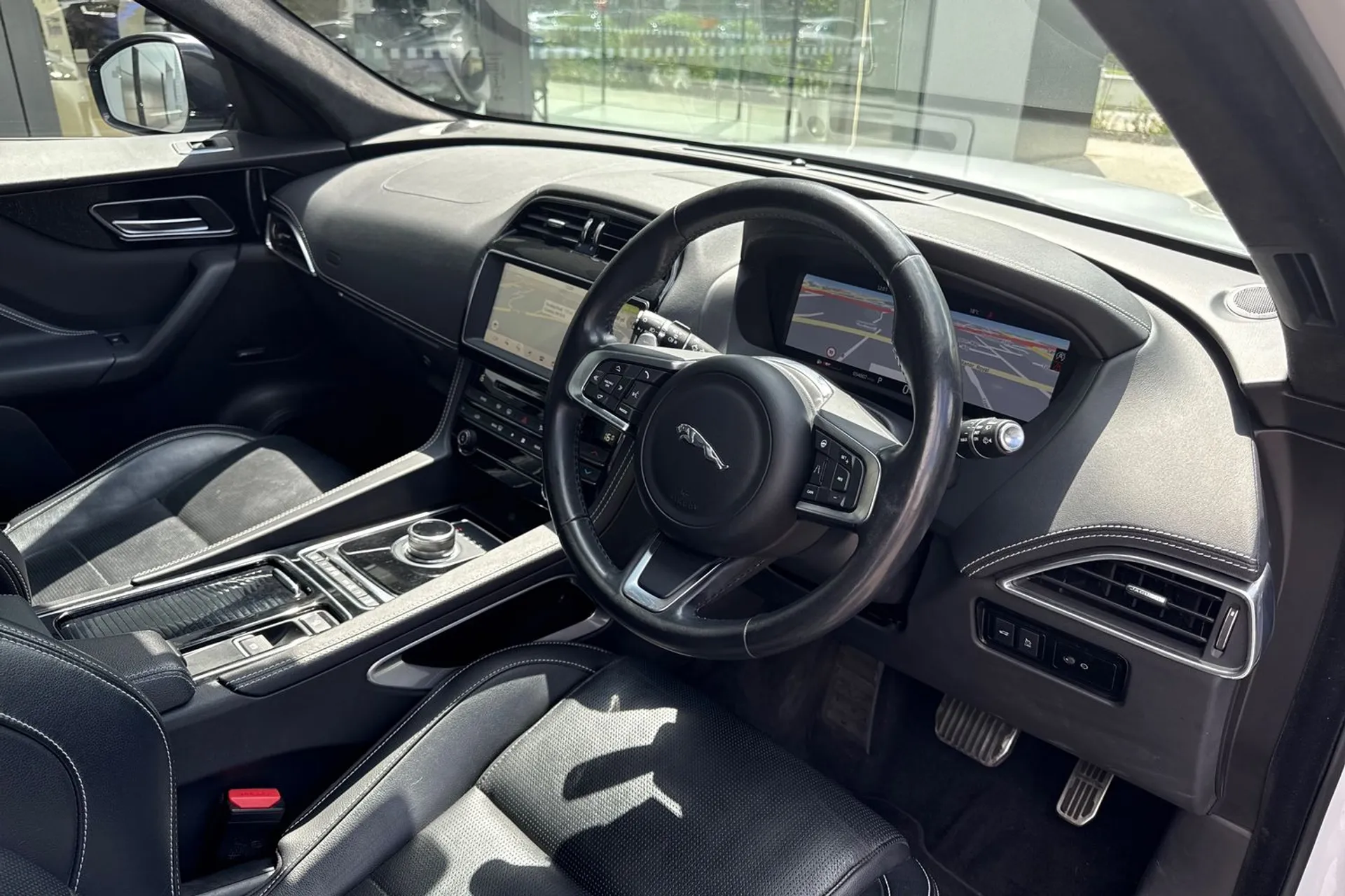 Jaguar F-PACE thumbnail image number 37
