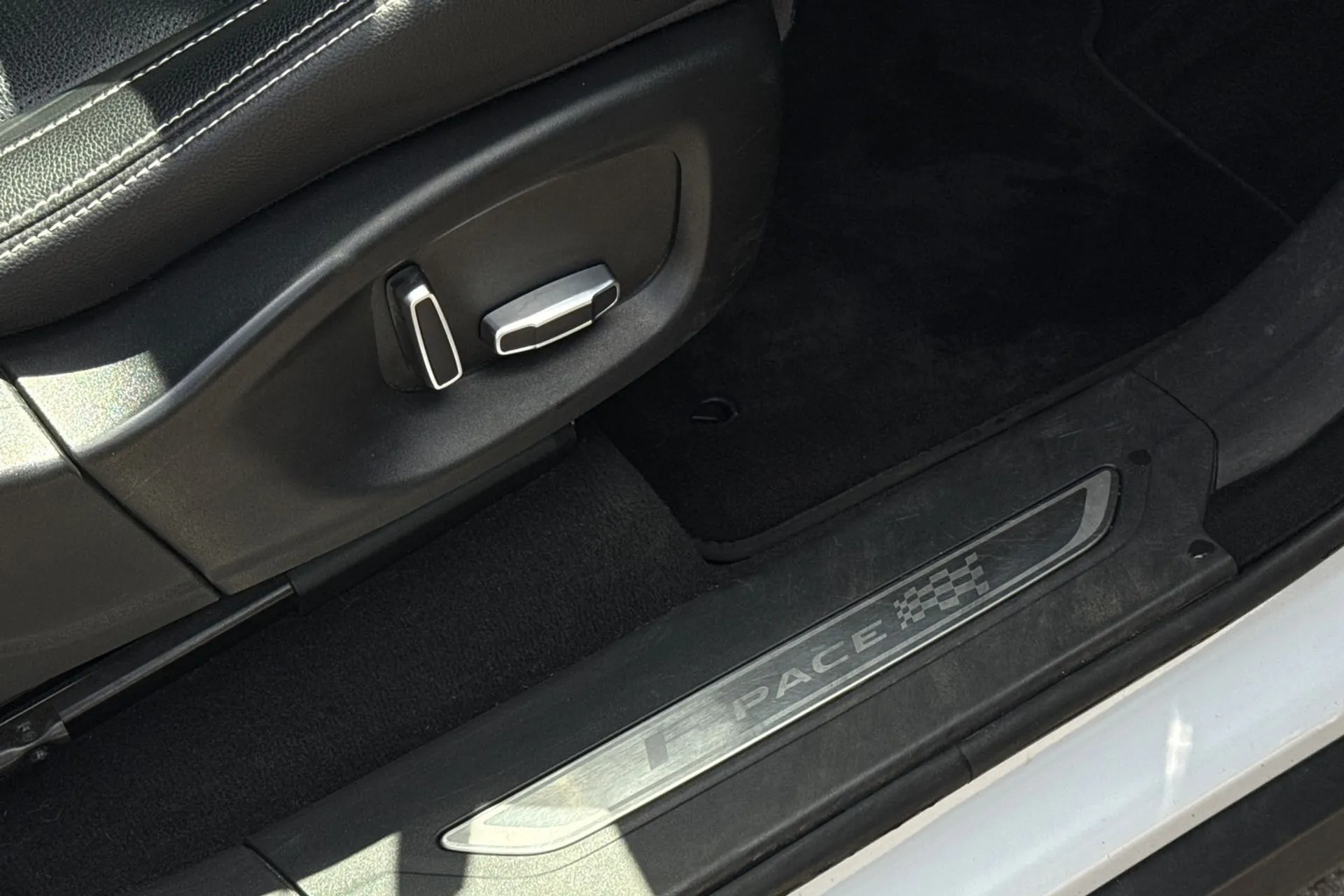 Jaguar F-PACE thumbnail image number 35
