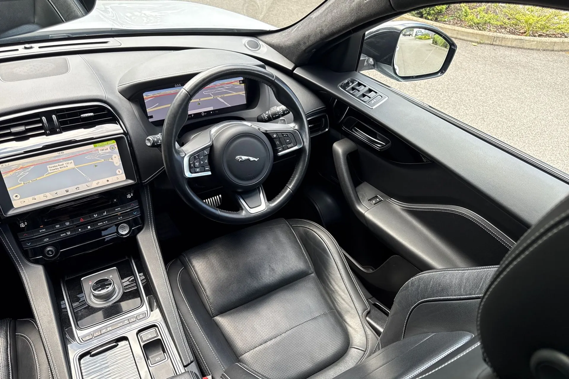 Jaguar F-PACE thumbnail image number 26