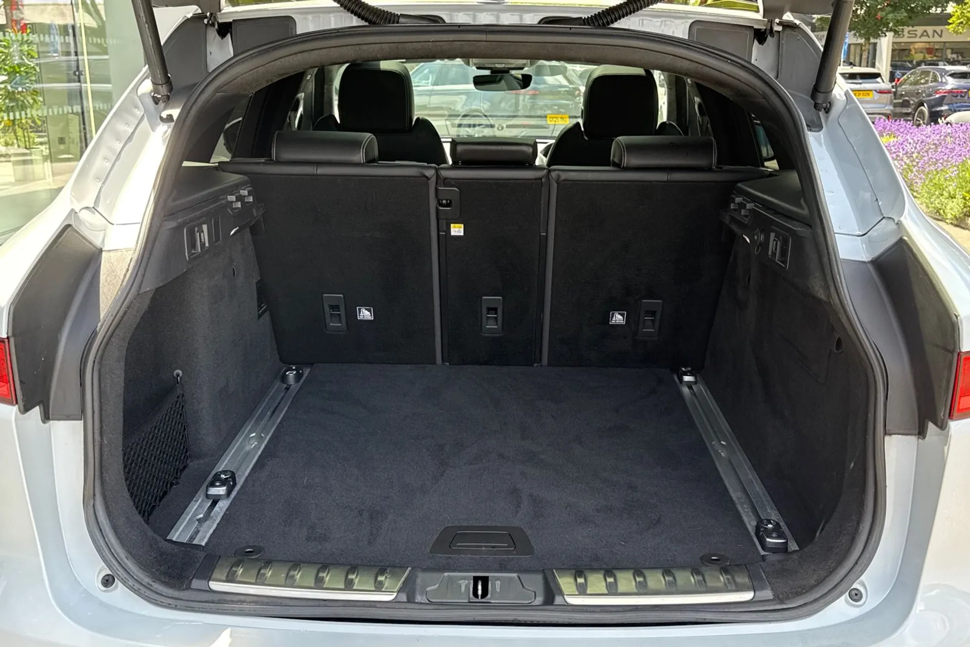 Jaguar F-PACE thumbnail image number 28