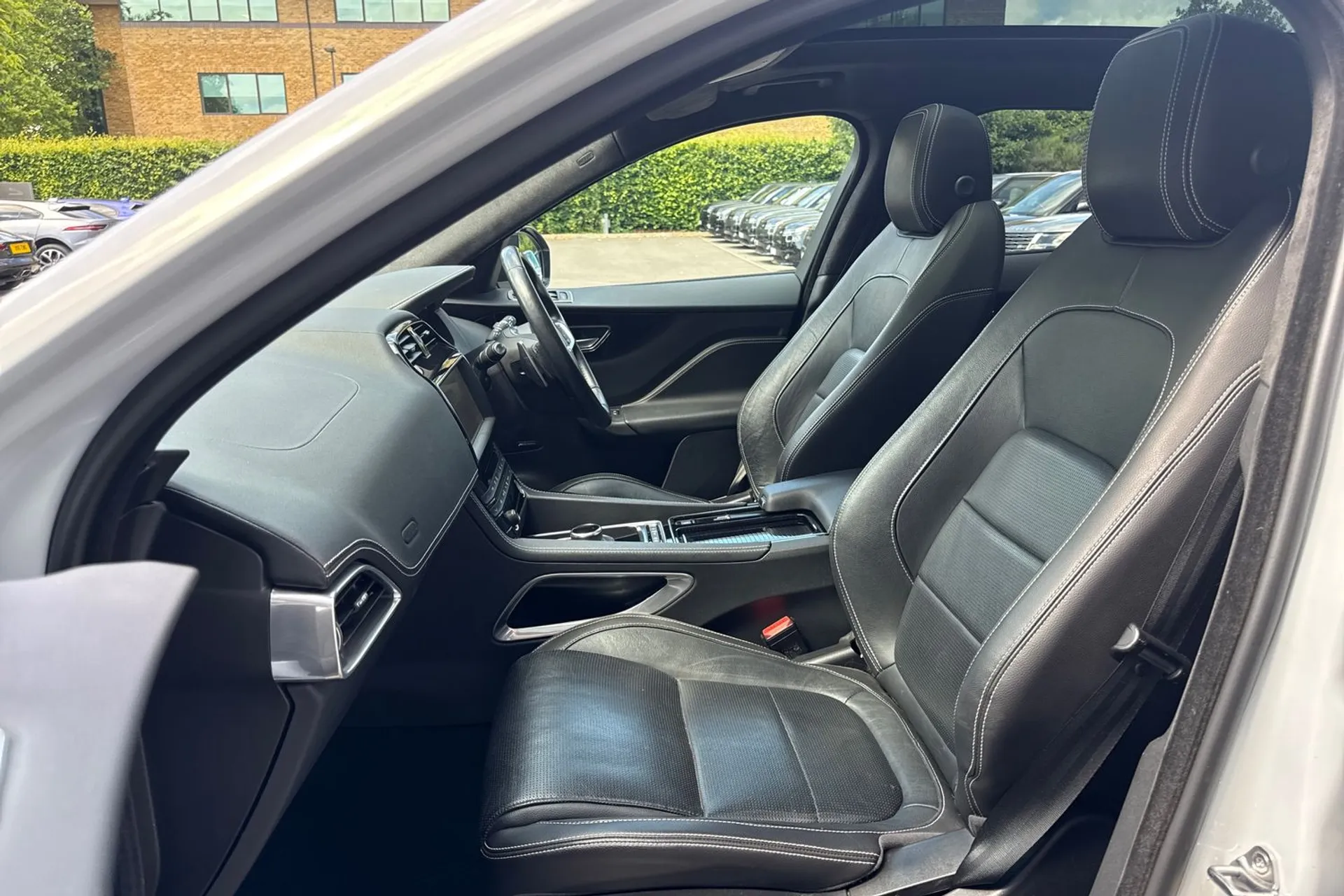 Jaguar F-PACE thumbnail image number 41