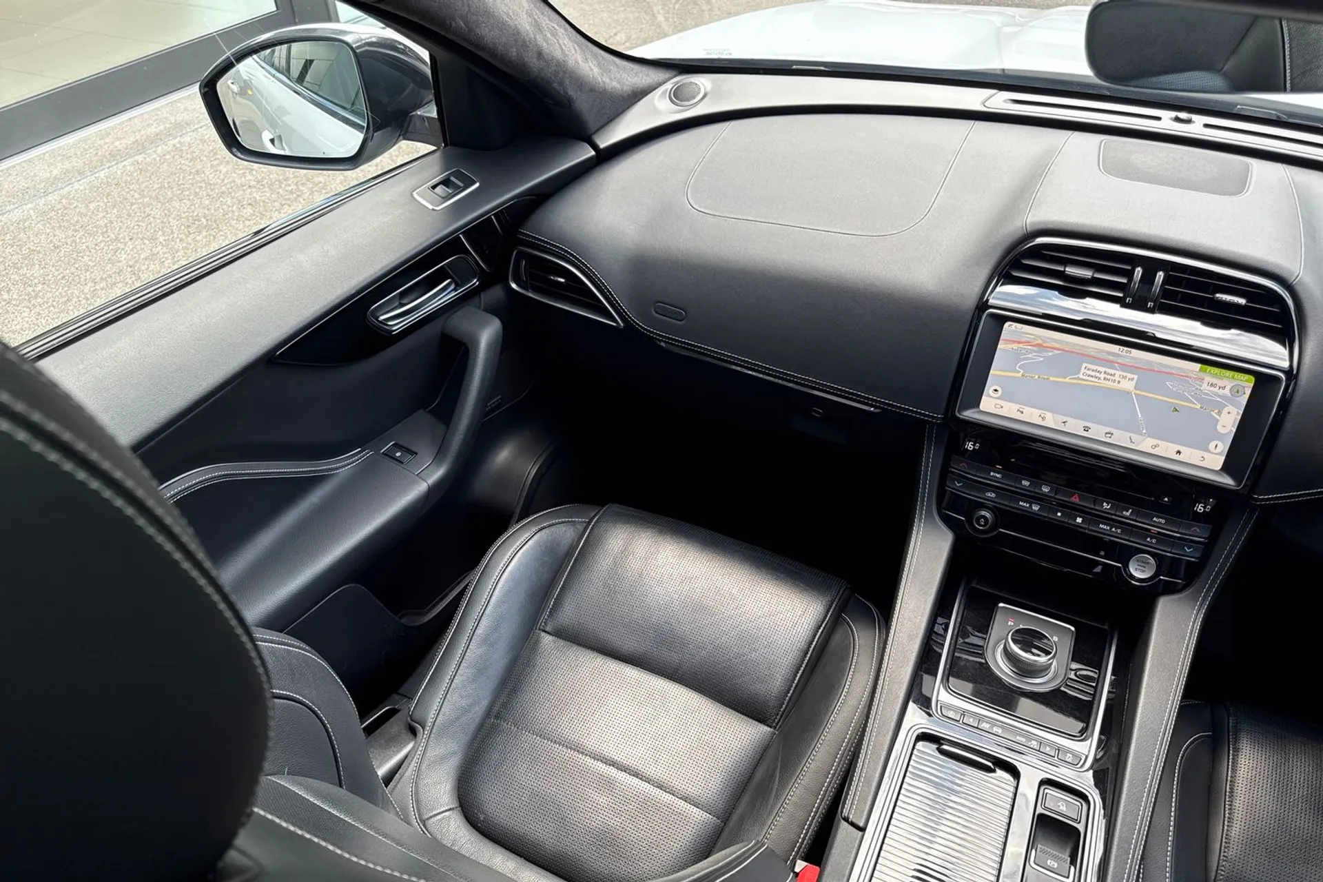 Jaguar F-PACE thumbnail image number 22