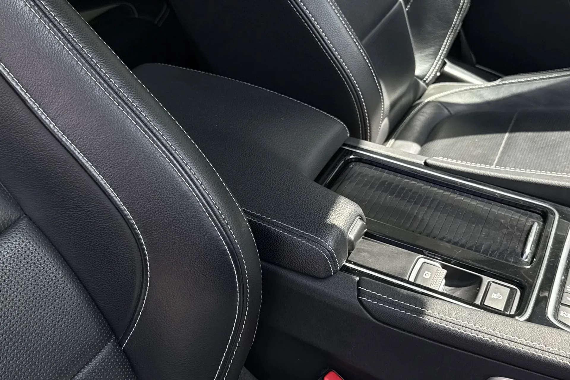 Jaguar F-PACE thumbnail image number 38