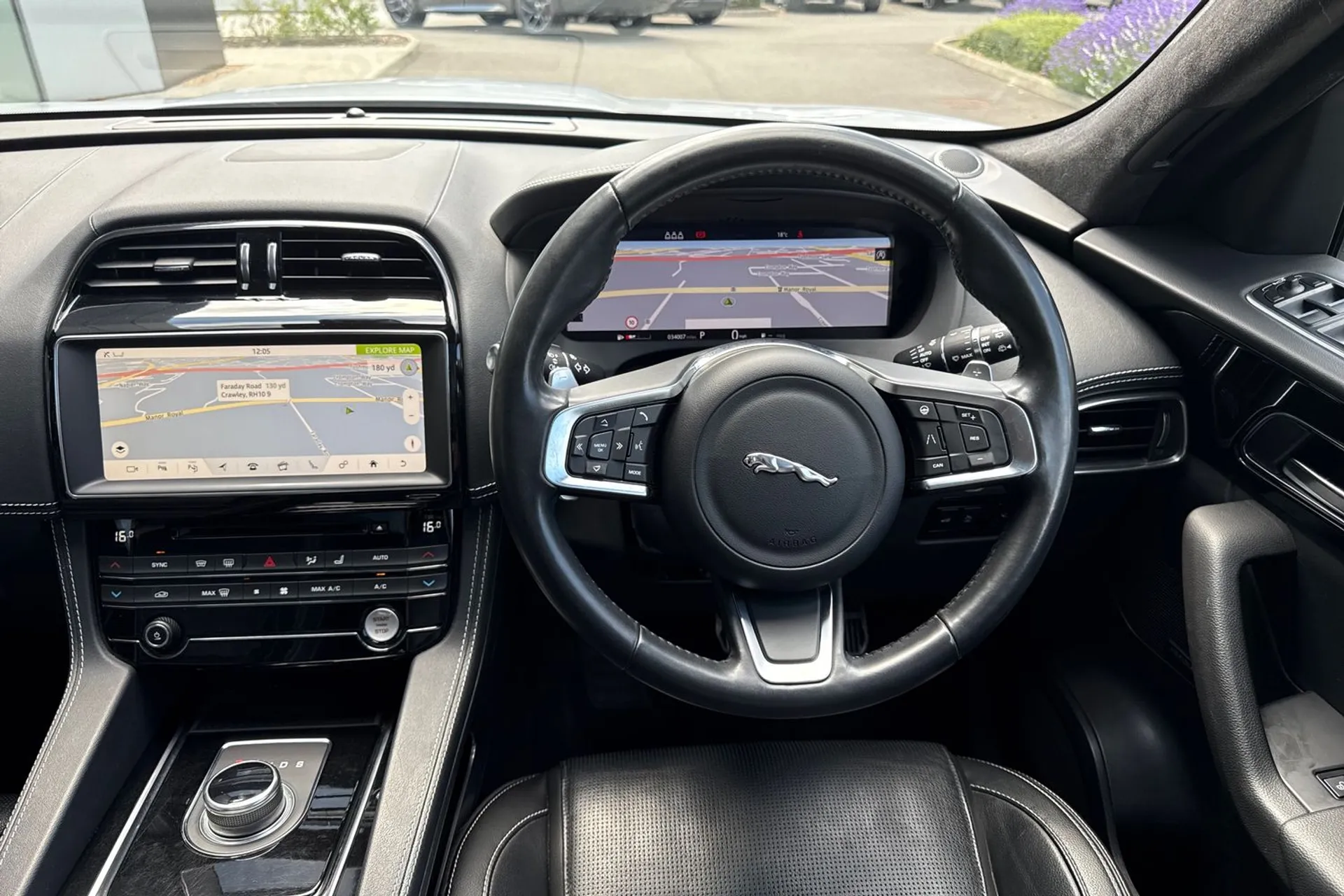 Jaguar F-PACE thumbnail image number 25