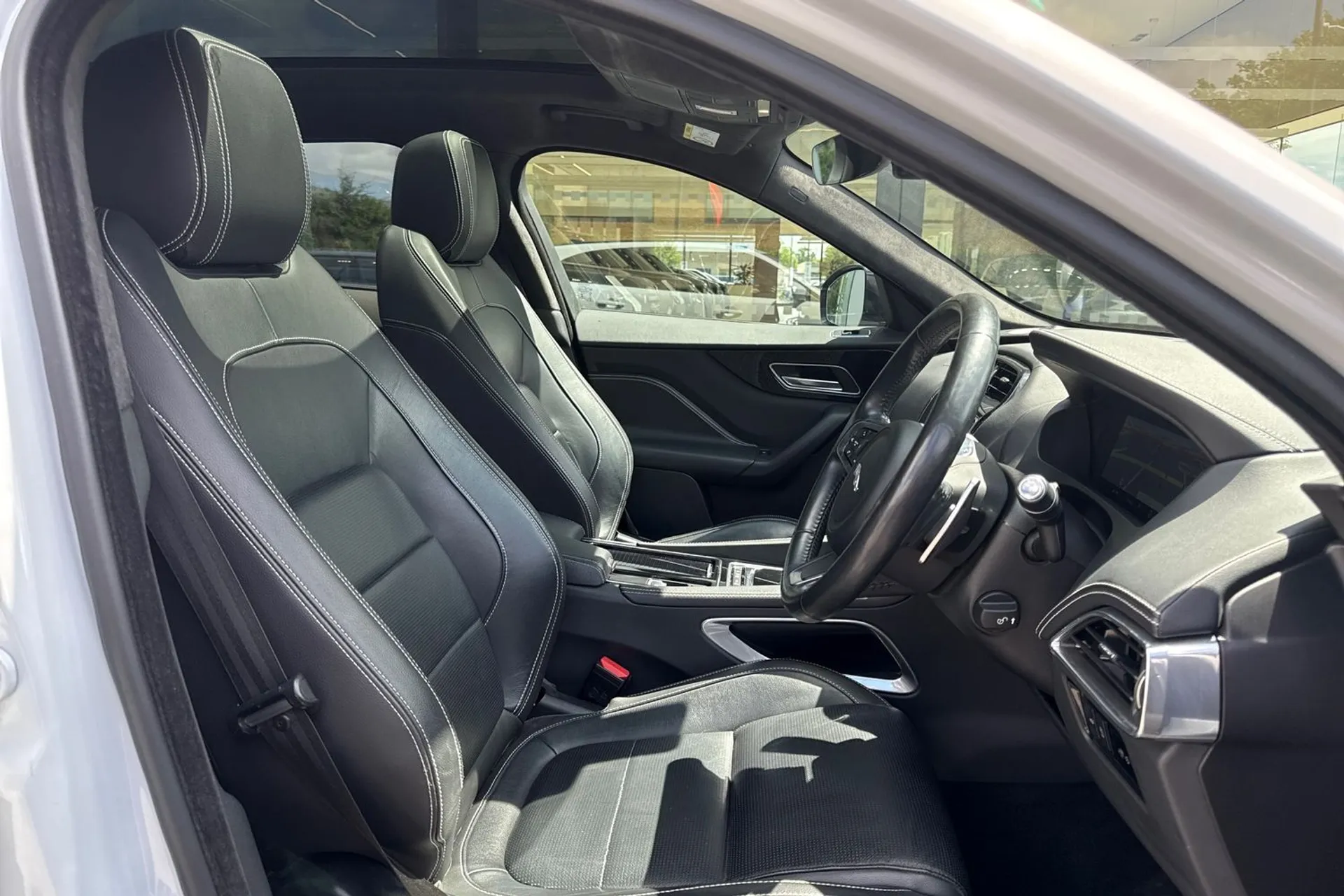 Jaguar F-PACE thumbnail image number 36