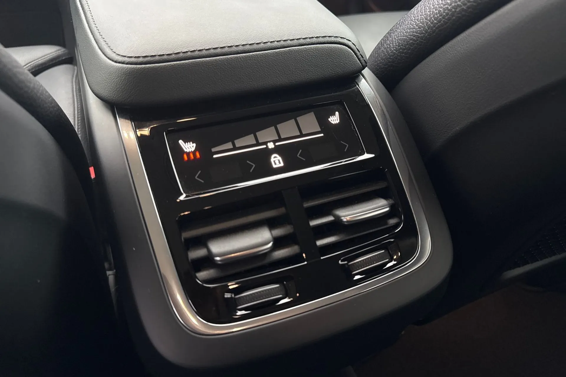 Volvo XC60 thumbnail image number 32