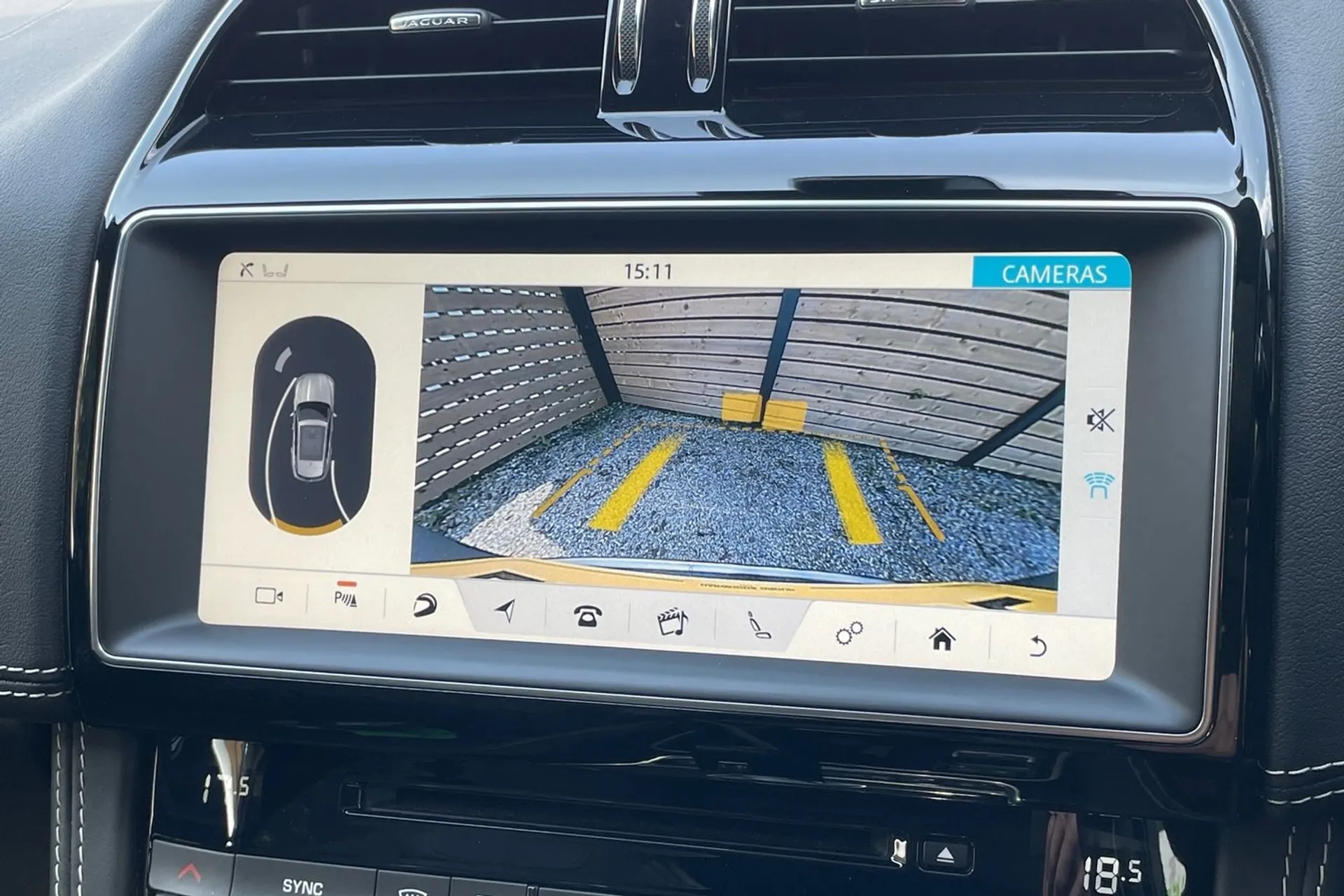 Jaguar F-PACE thumbnail image number 4