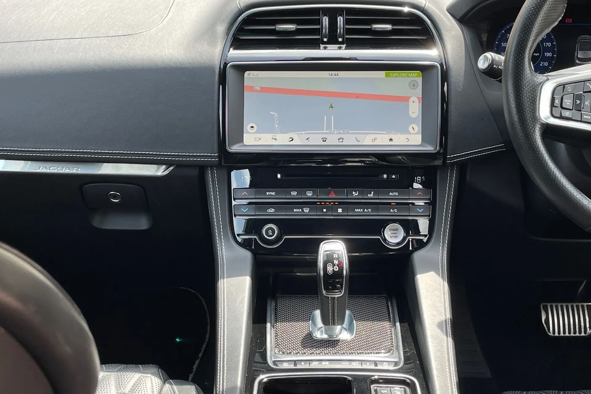 Jaguar F-PACE thumbnail image number 37