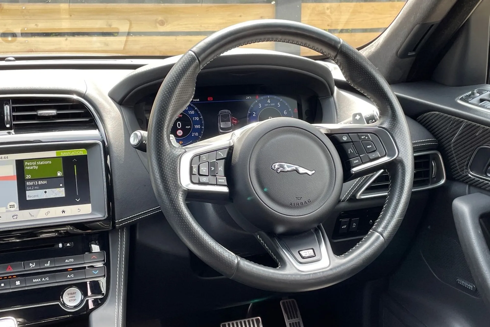 Jaguar F-PACE thumbnail image number 36