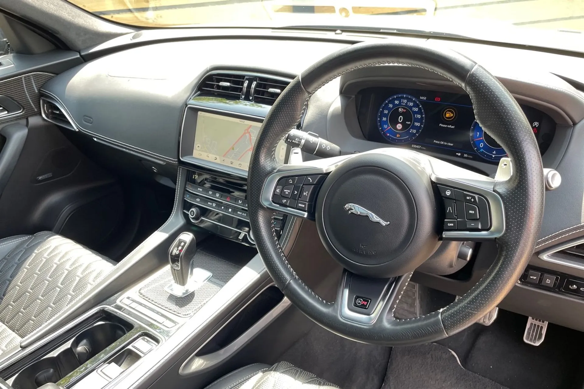 Jaguar F-PACE thumbnail image number 28